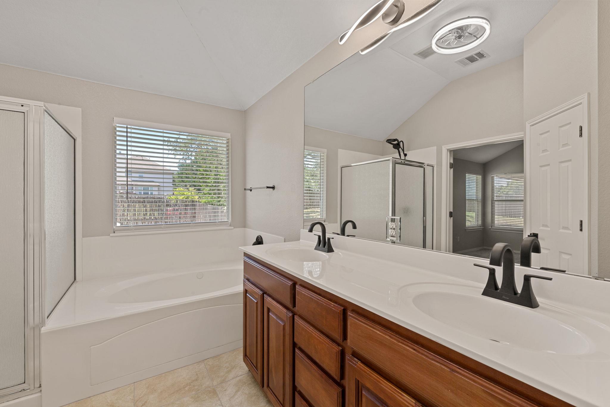 1129 Wigwam Dr, Leander, TX 78641