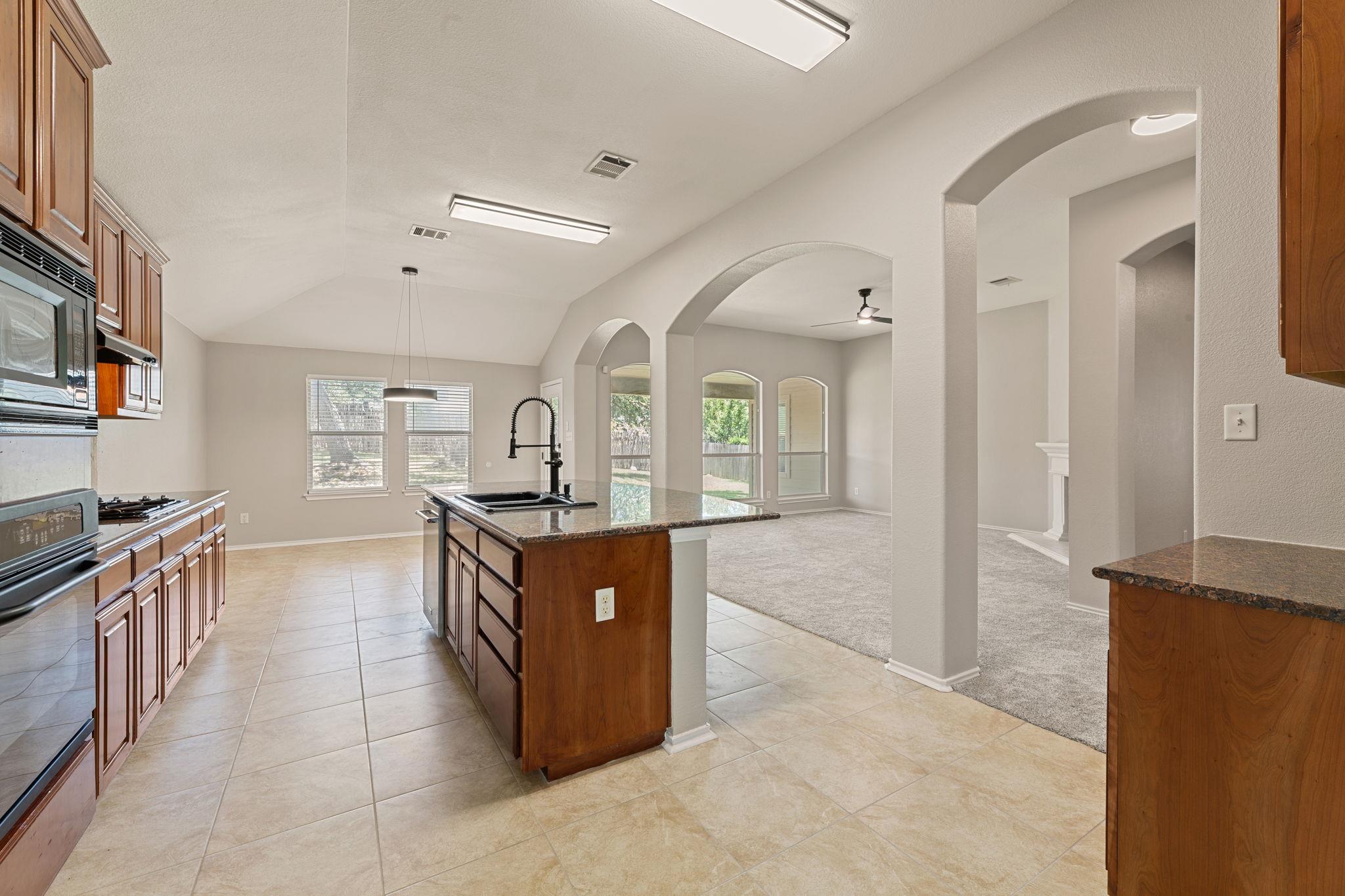 1129 Wigwam Dr, Leander, TX 78641