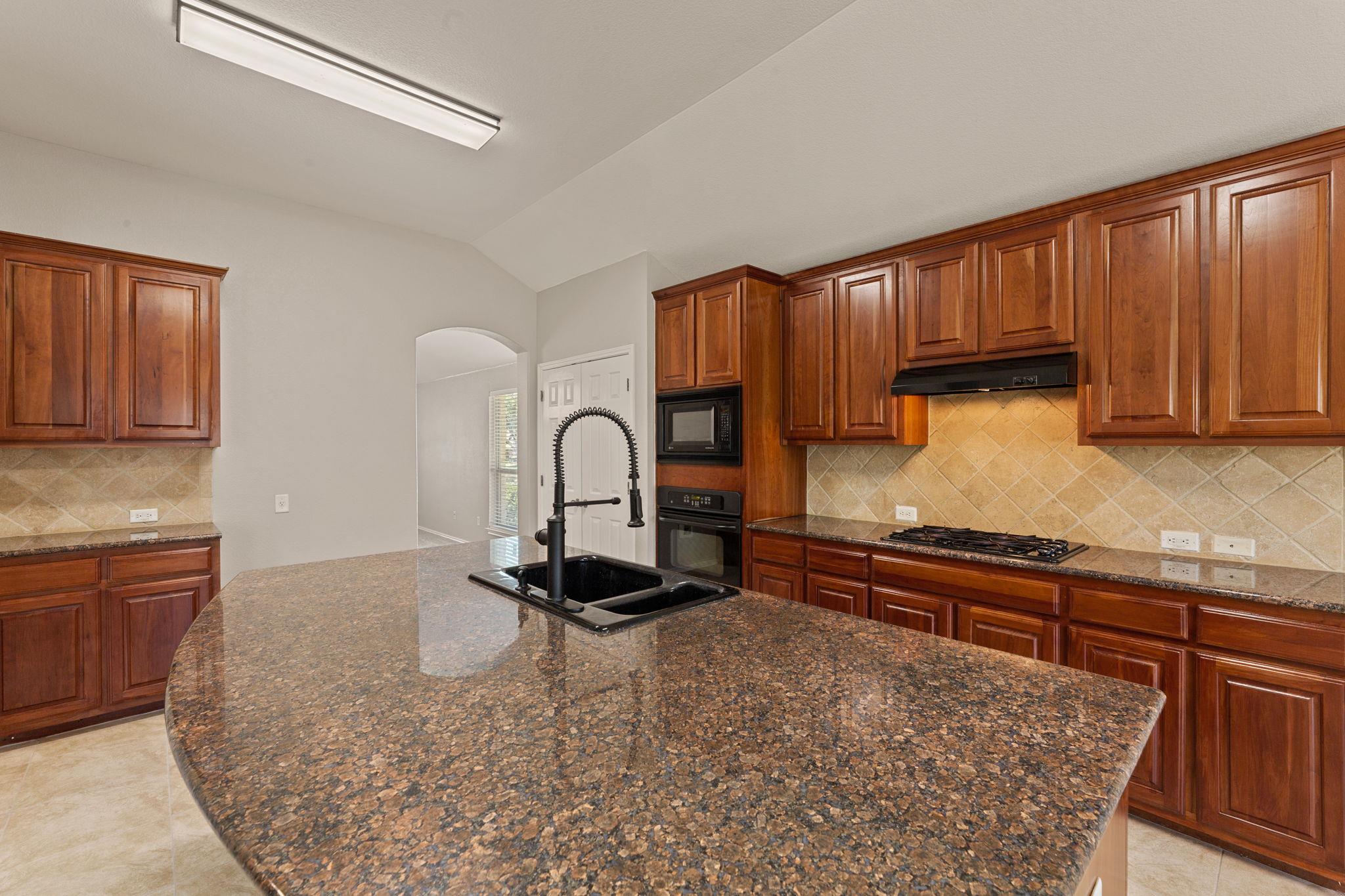 1129 Wigwam Dr, Leander, TX 78641