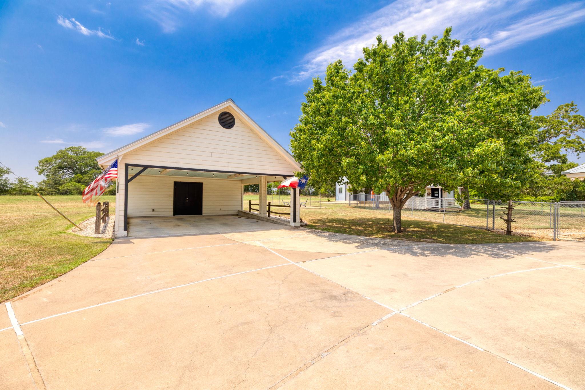 1600 Cattlemens Row, Lockhart, TX 78644