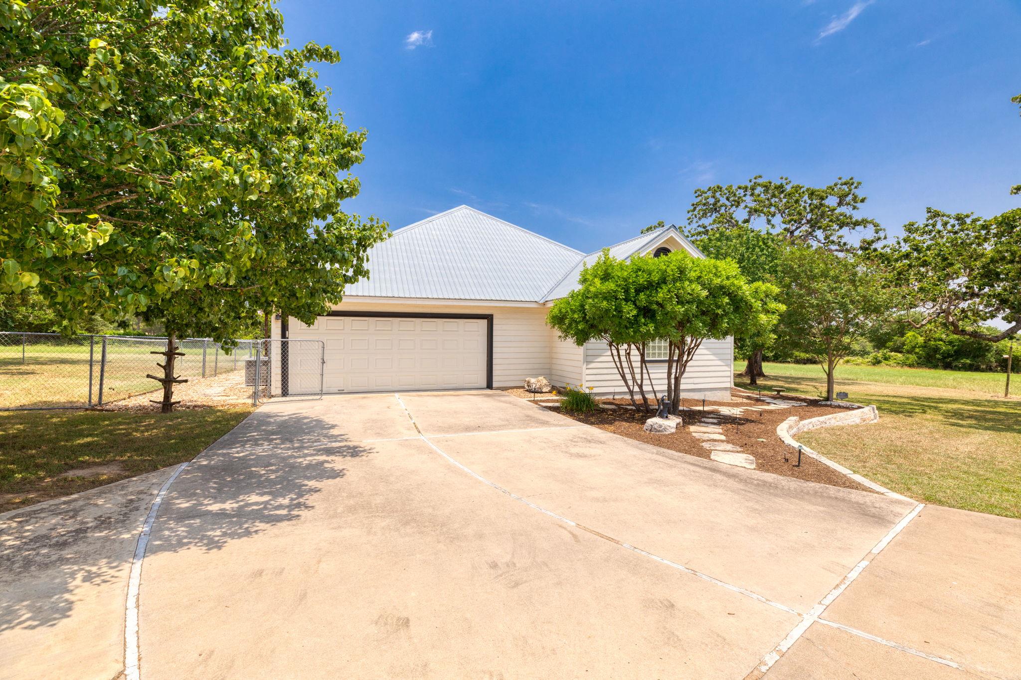 1600 Cattlemens Row, Lockhart, TX 78644