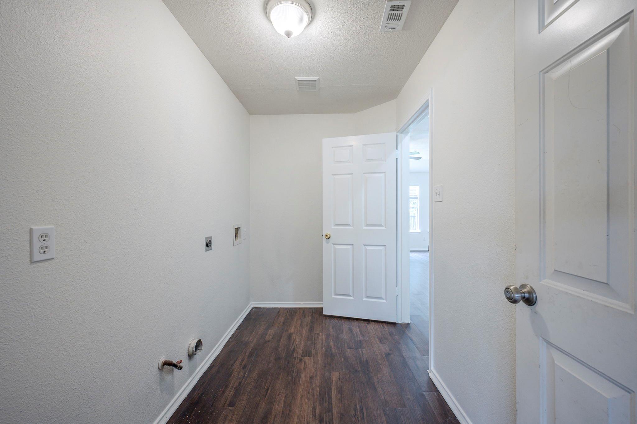 3006 Greenlawn St, Taylor, TX 76574