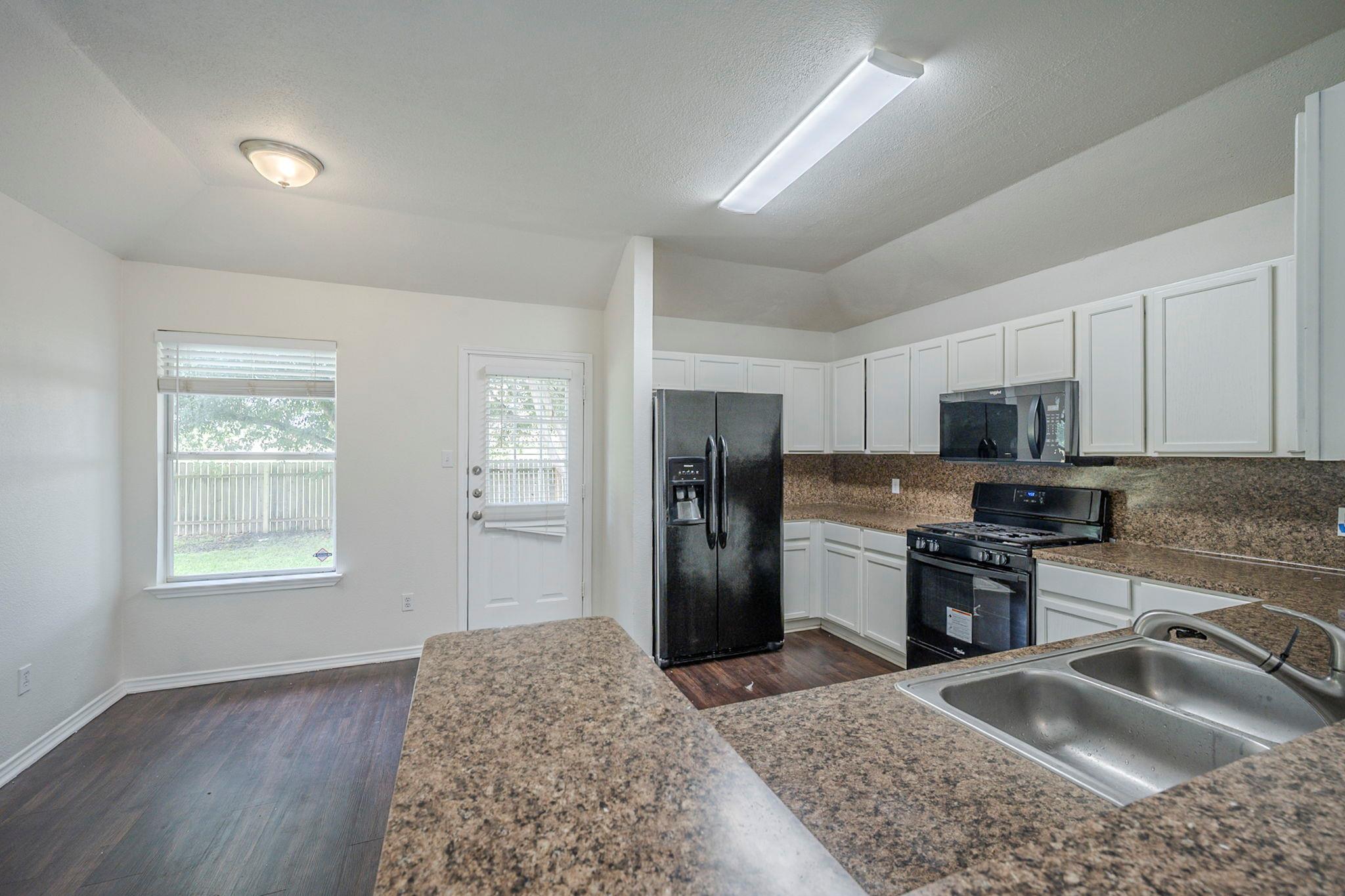 3006 Greenlawn St, Taylor, TX 76574