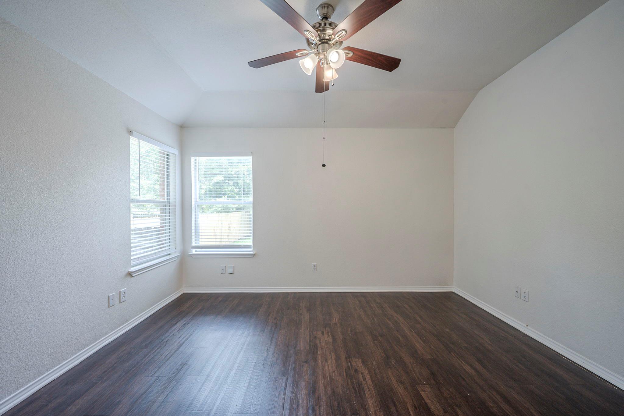 3006 Greenlawn St, Taylor, TX 76574