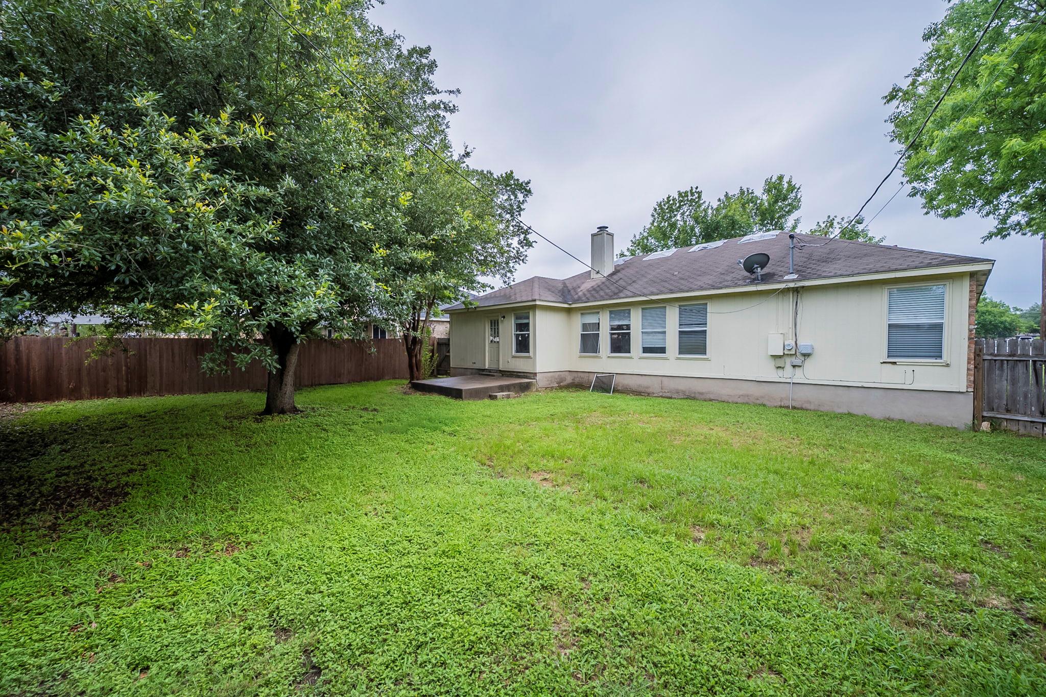 3006 Greenlawn St, Taylor, TX 76574