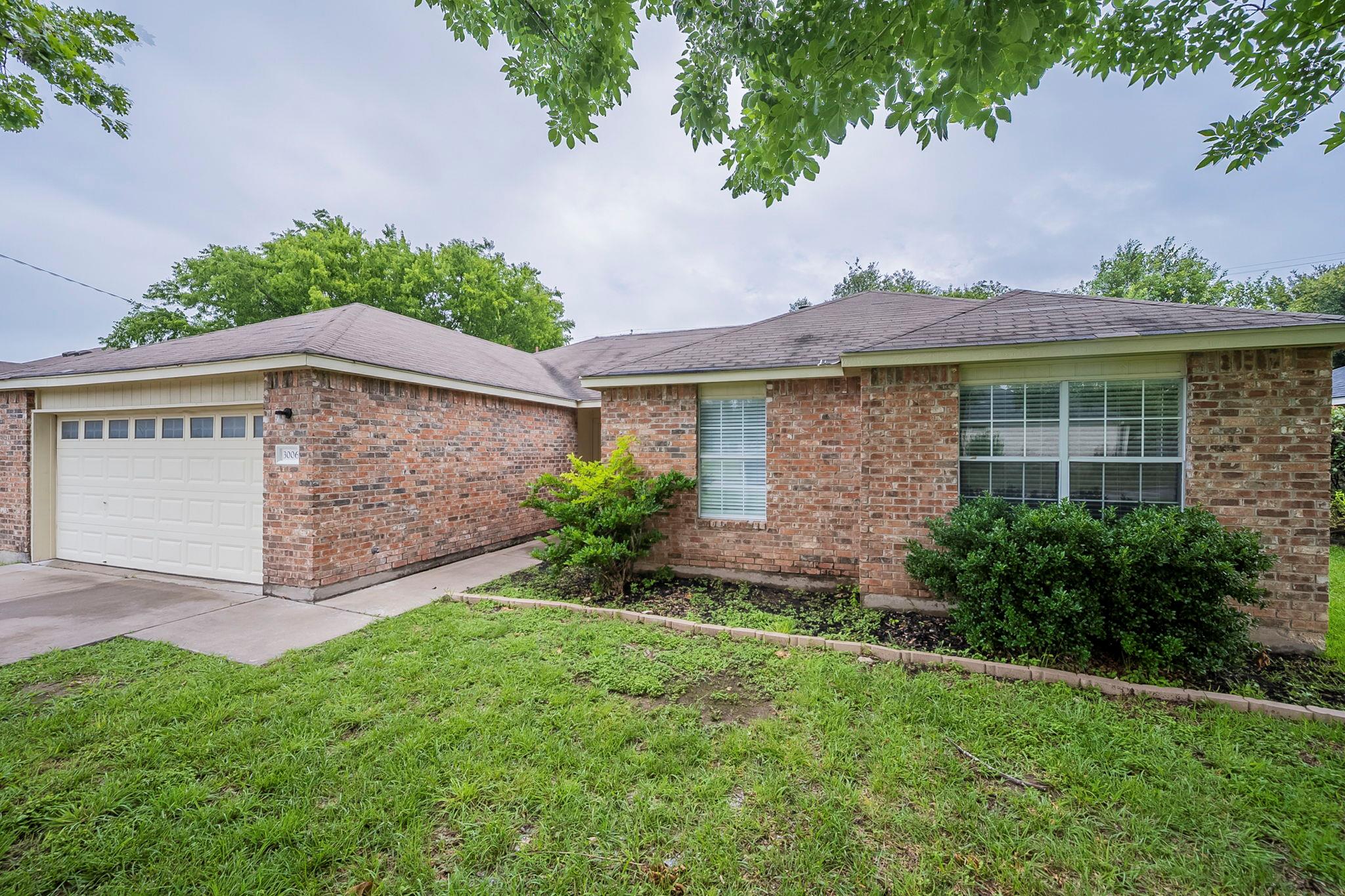 3006 Greenlawn St, Taylor, TX 76574