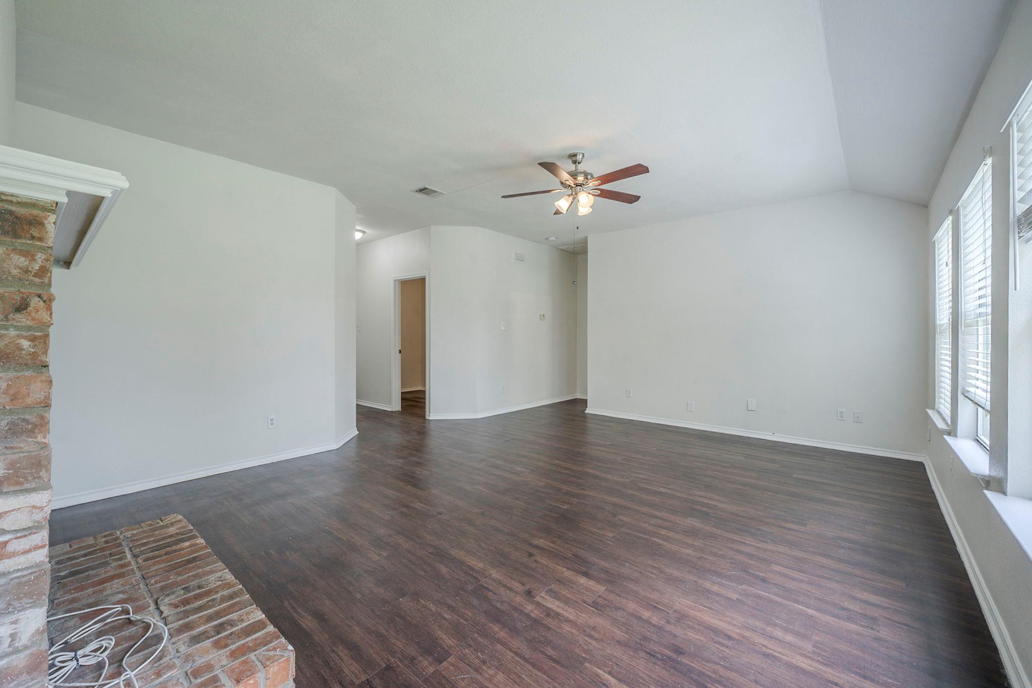 3006 Greenlawn St, Taylor, TX 76574