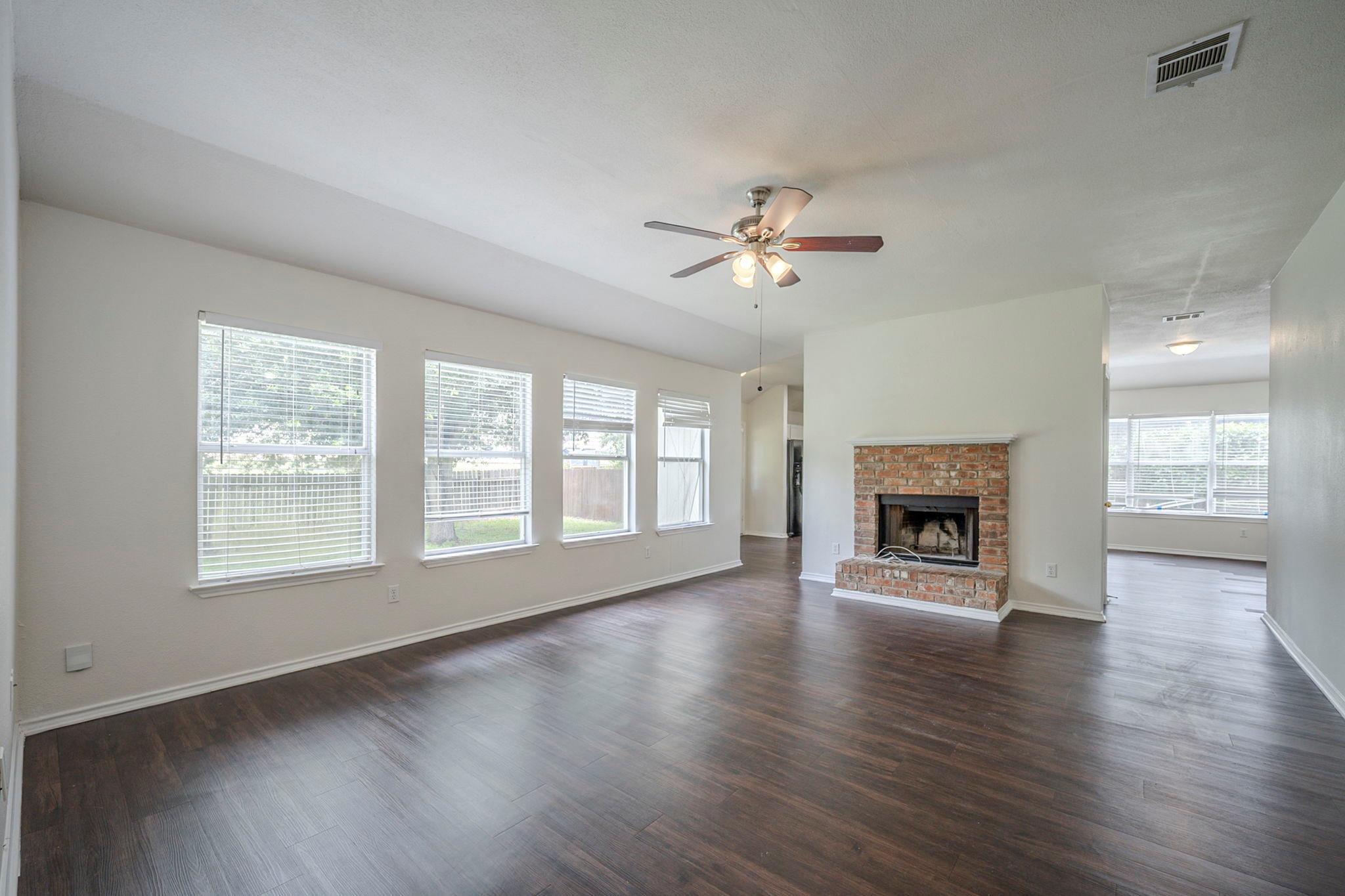 3006 Greenlawn St, Taylor, TX 76574