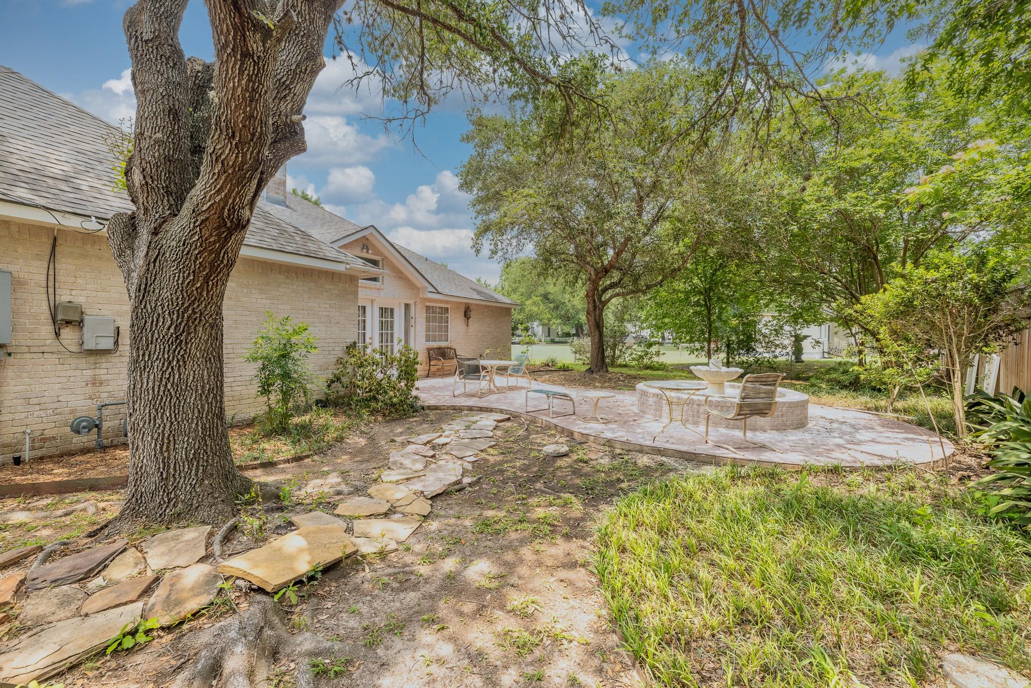 302 Rather St, Gonzales, TX 78629