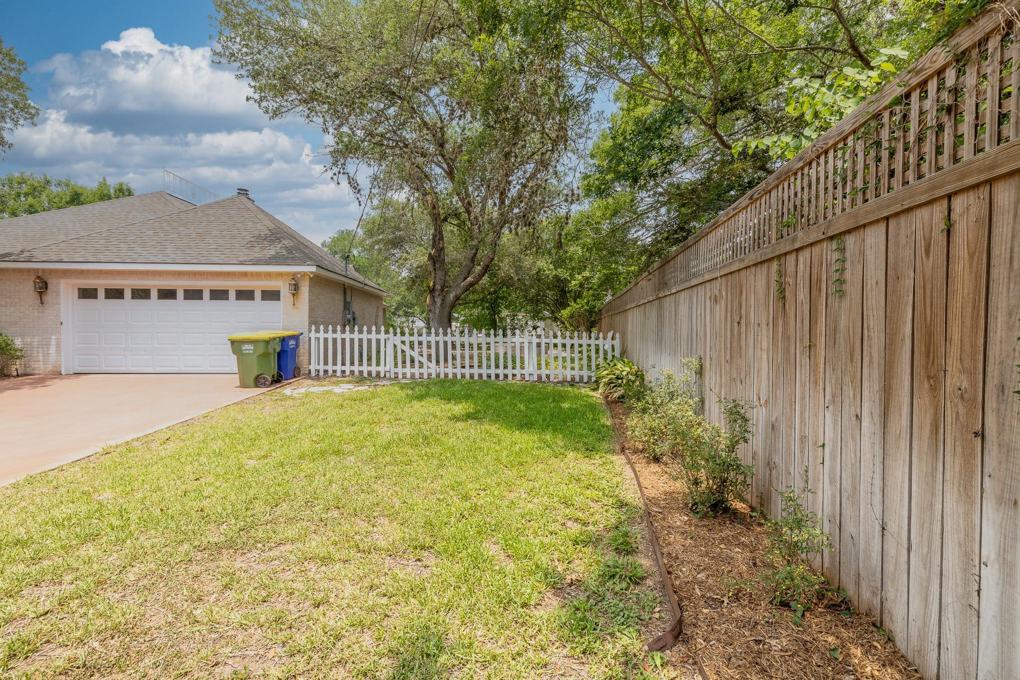 302 Rather St, Gonzales, TX 78629