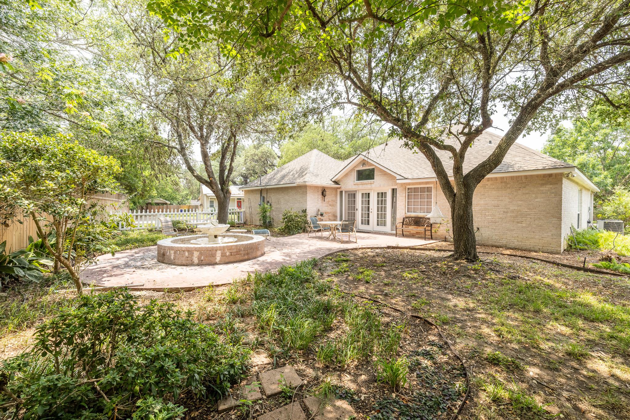 302 Rather St, Gonzales, TX 78629