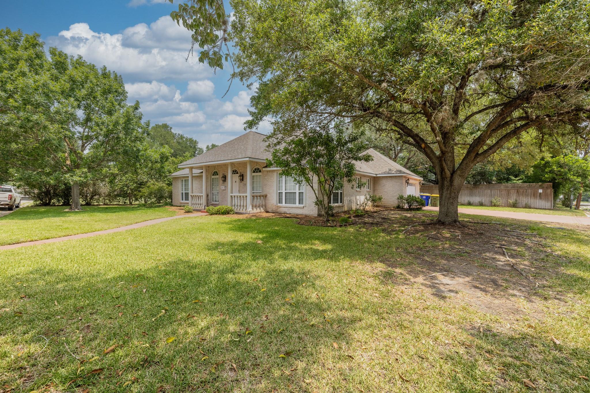 302 Rather St, Gonzales, TX 78629