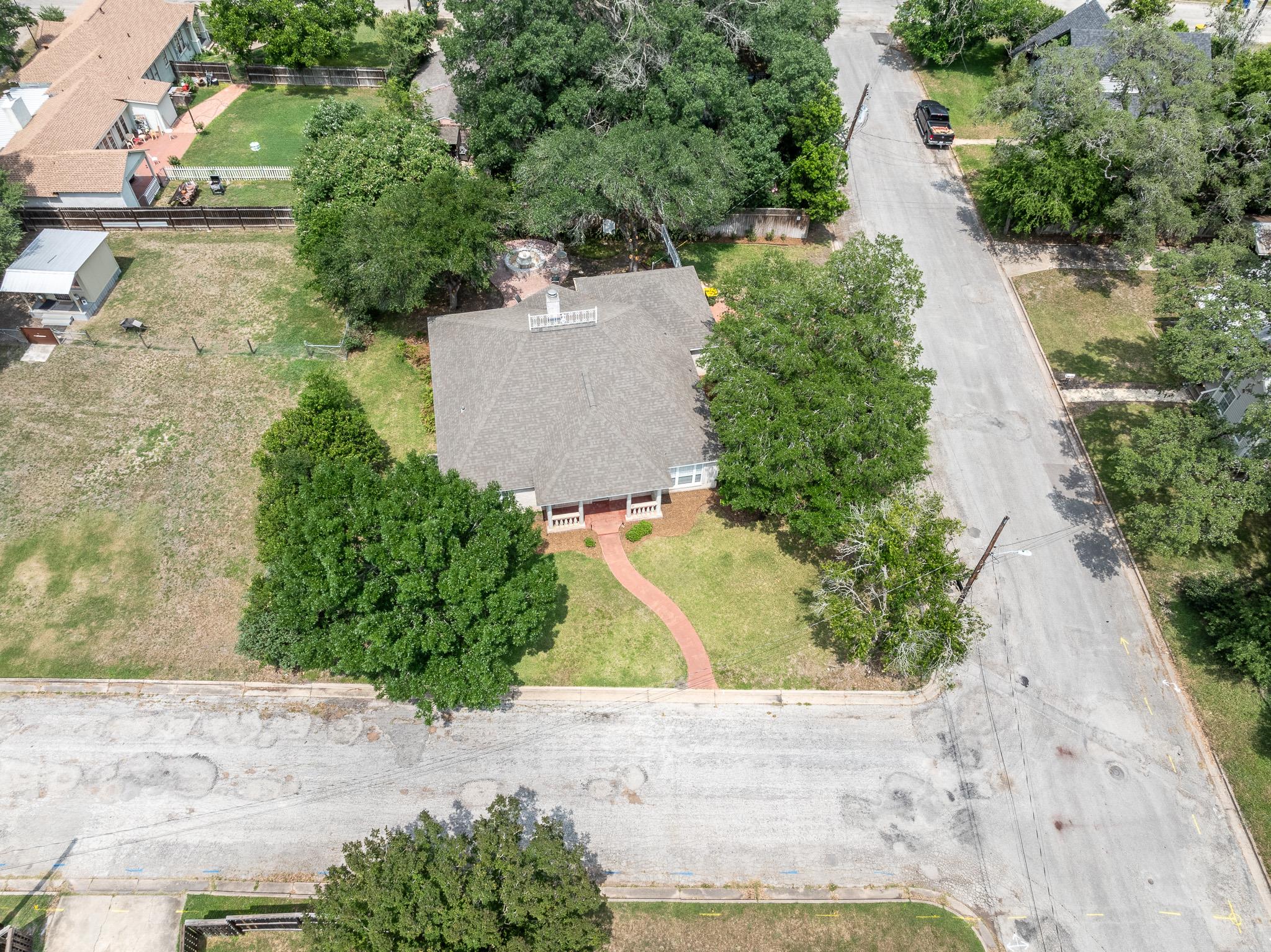 302 Rather St, Gonzales, TX 78629