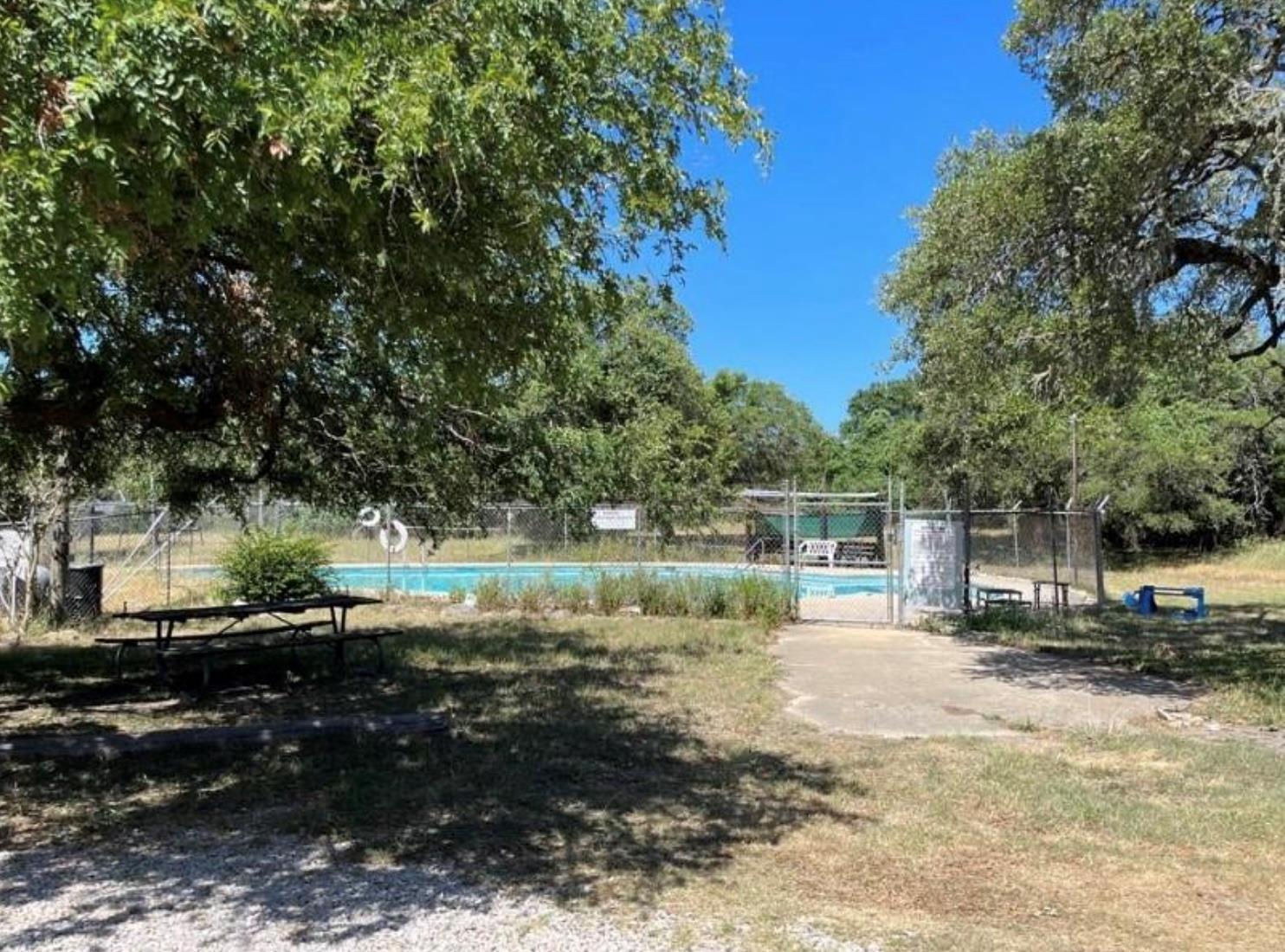 250 Rolling Oaks Dr, Driftwood, TX 78619