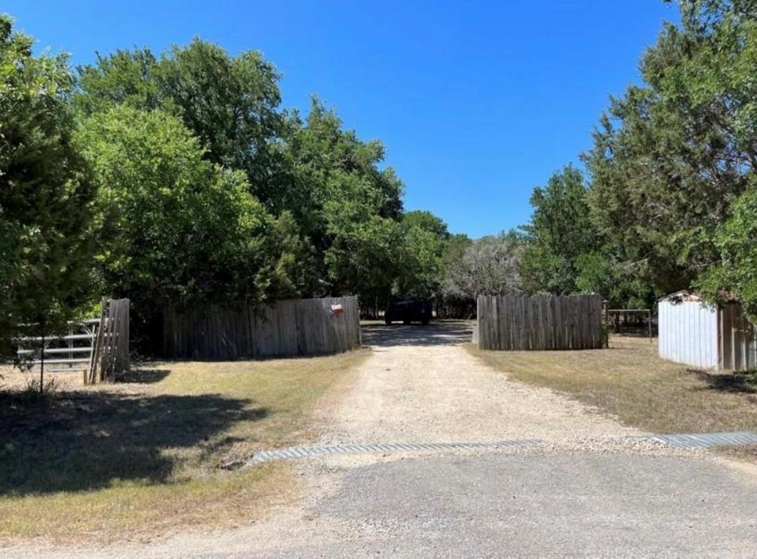 250 Rolling Oaks Dr, Driftwood, TX 78619