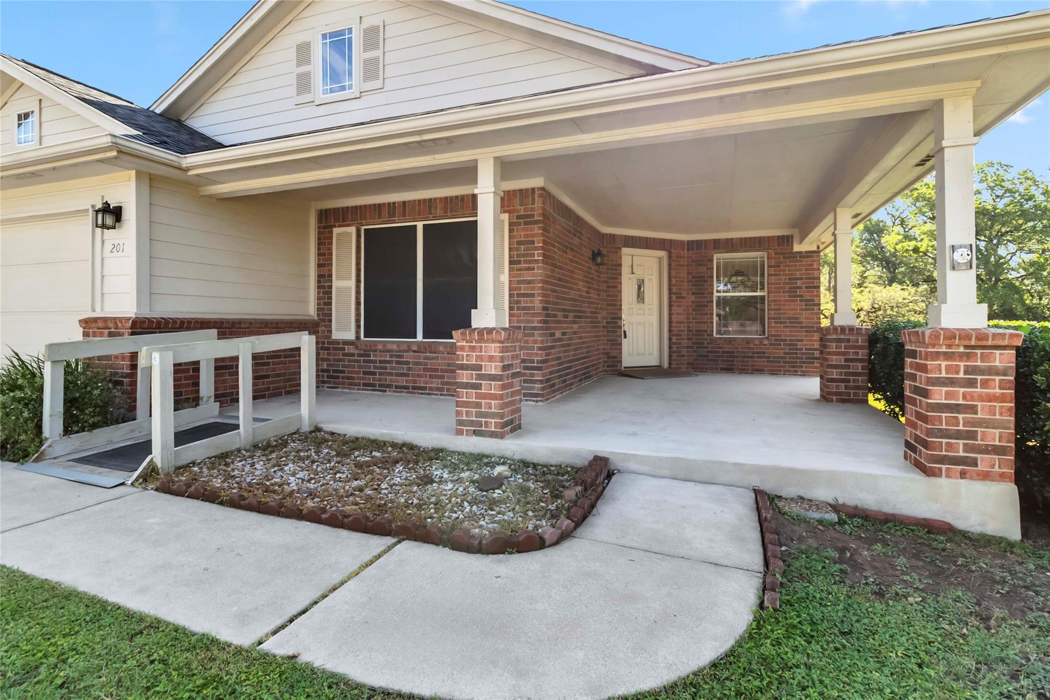 201 Murchison Dr, Cedar Creek, TX 78612