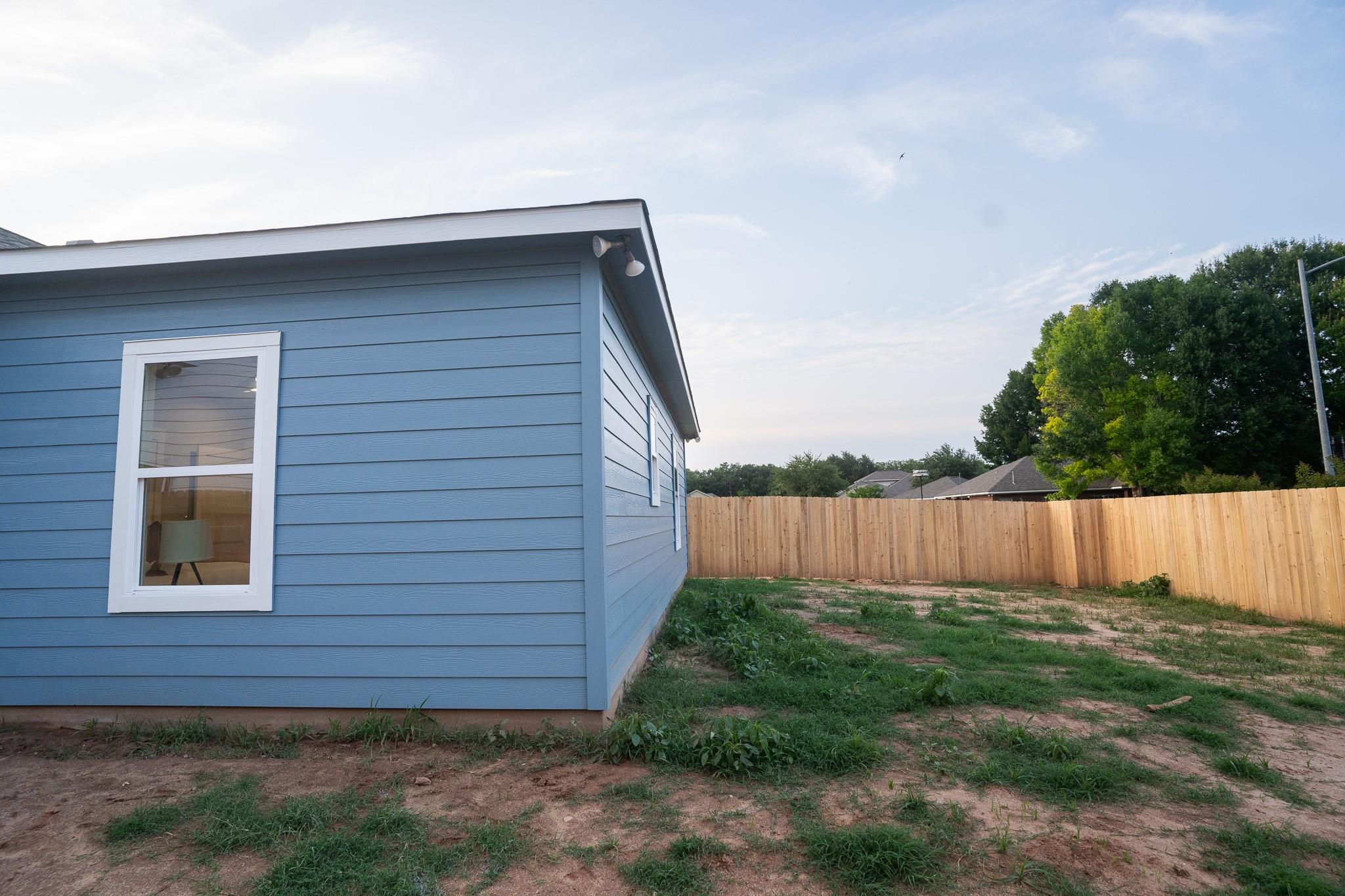 306 String Prairie Way, Smithville, TX 78957