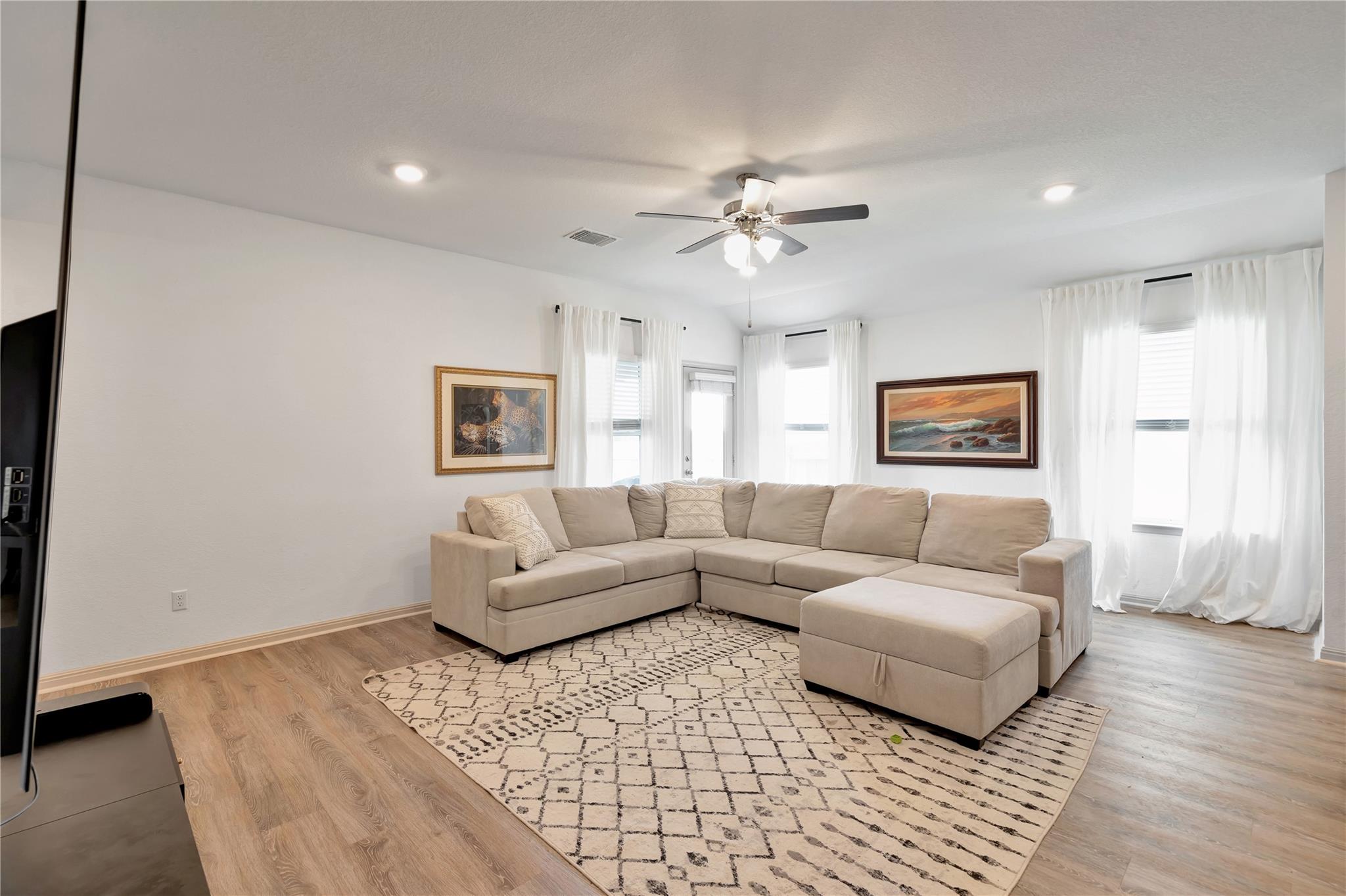 225 Sweetwater Creek Ln, Hutto, TX 78634