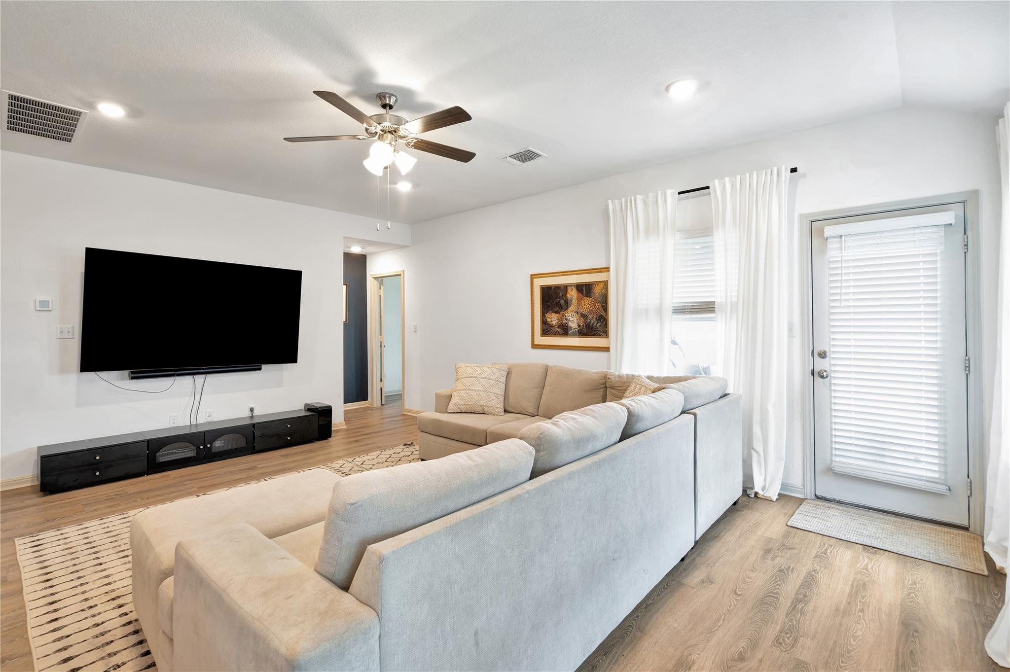 225 Sweetwater Creek Ln, Hutto, TX 78634