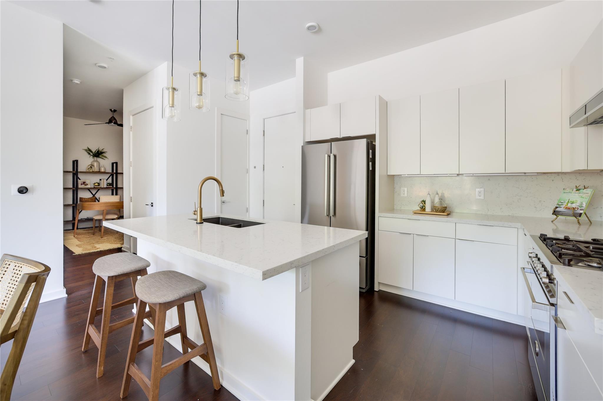207 W Johanna St # 102, Austin, TX 78704