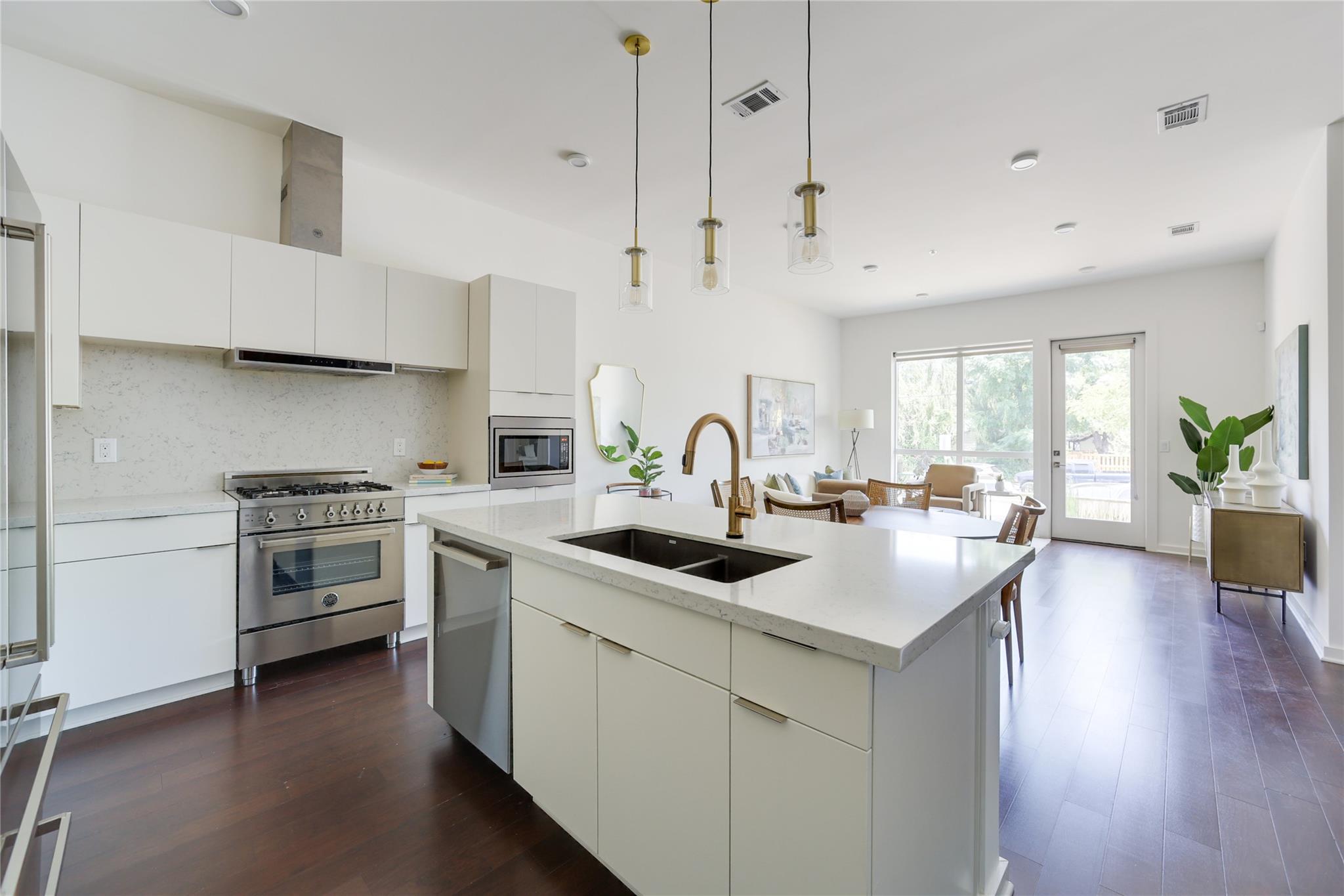 207 W Johanna St # 102, Austin, TX 78704