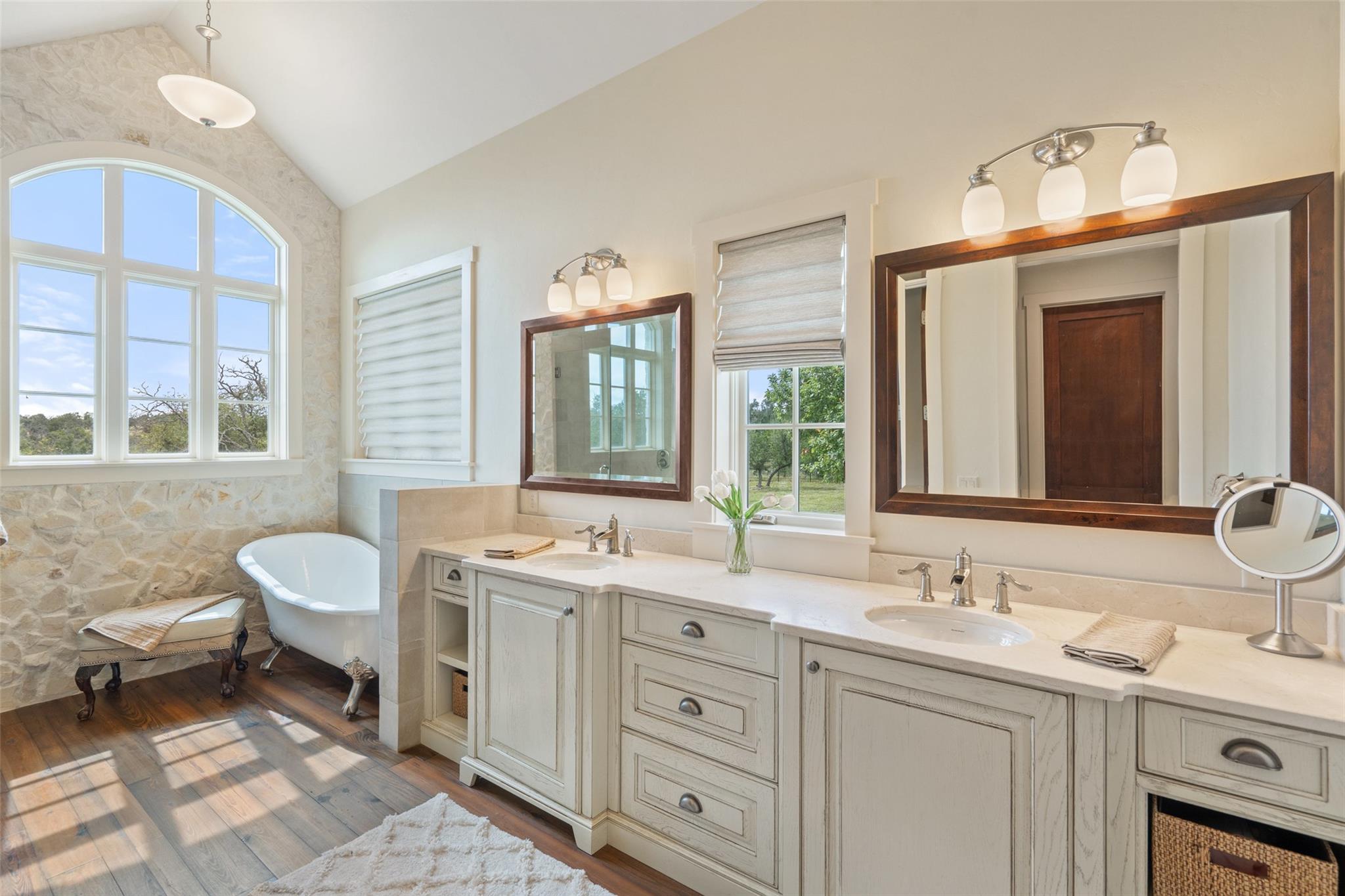 2194 Boot Ranch Cir, Fredericksburg, TX 78624