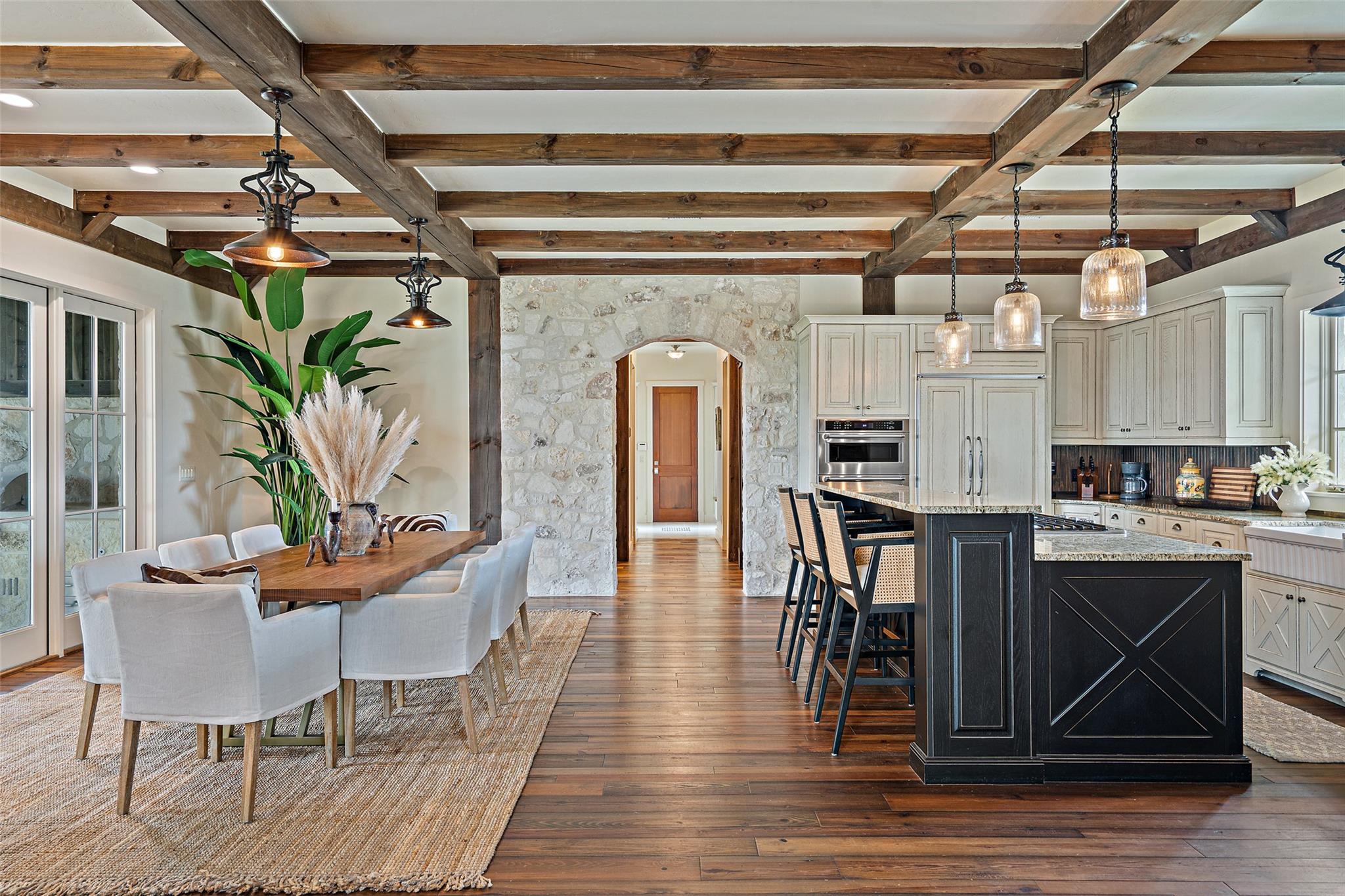 2194 Boot Ranch Cir, Fredericksburg, TX 78624