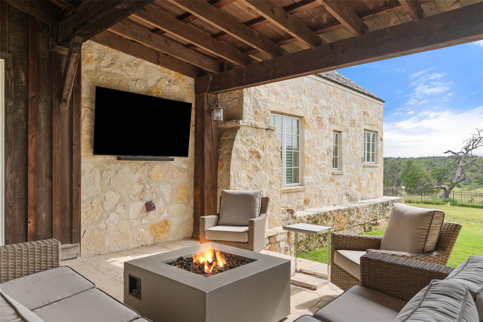 2194 Boot Ranch Cir, Fredericksburg, TX 78624