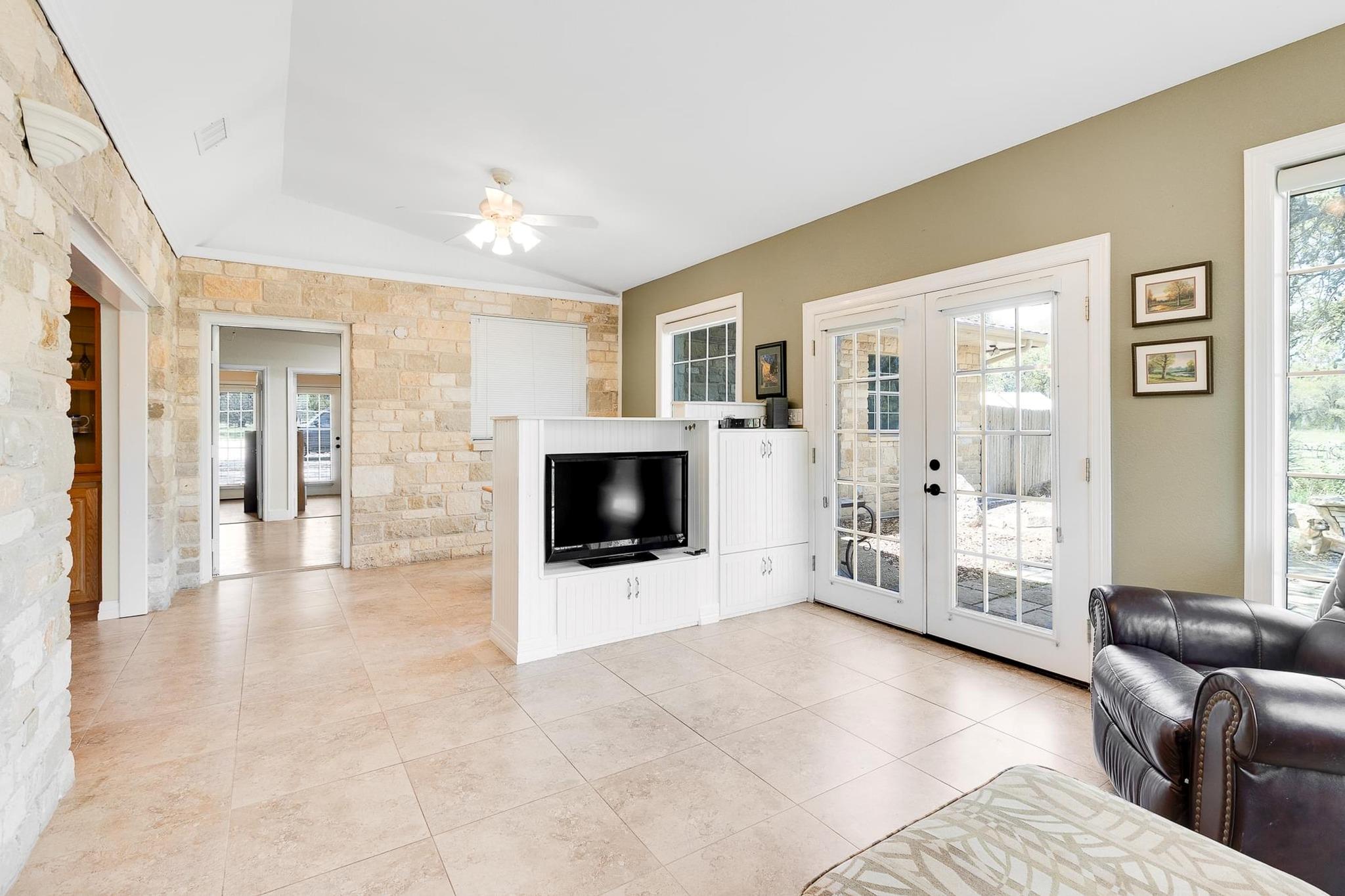 297 Carpers TRL Trl, Fischer, TX 78623