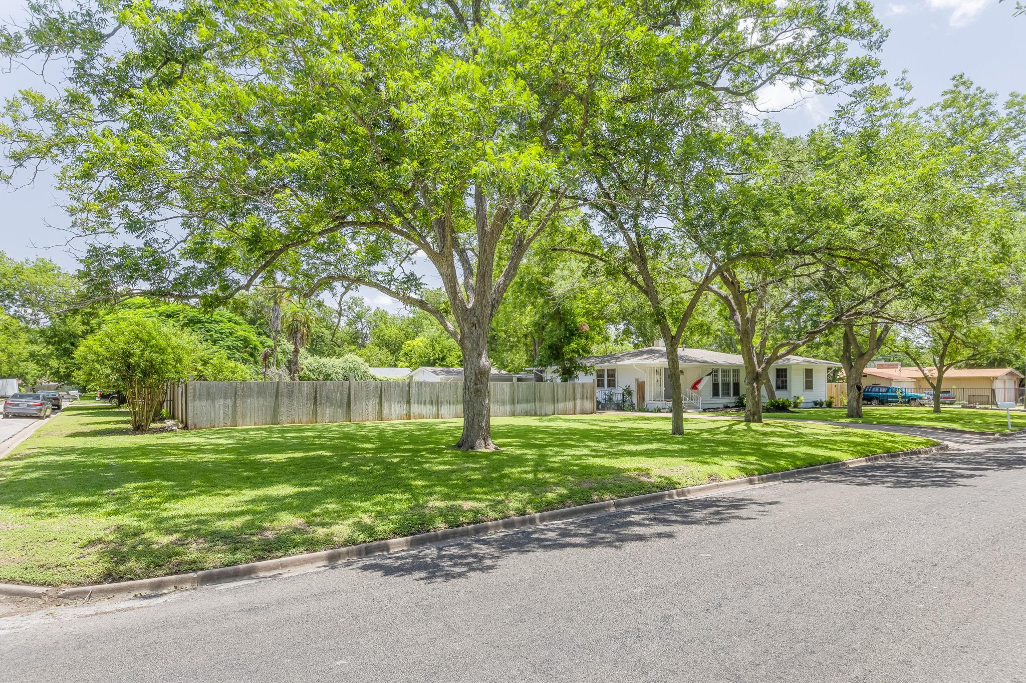 1506 Grace St, Taylor, TX 76574