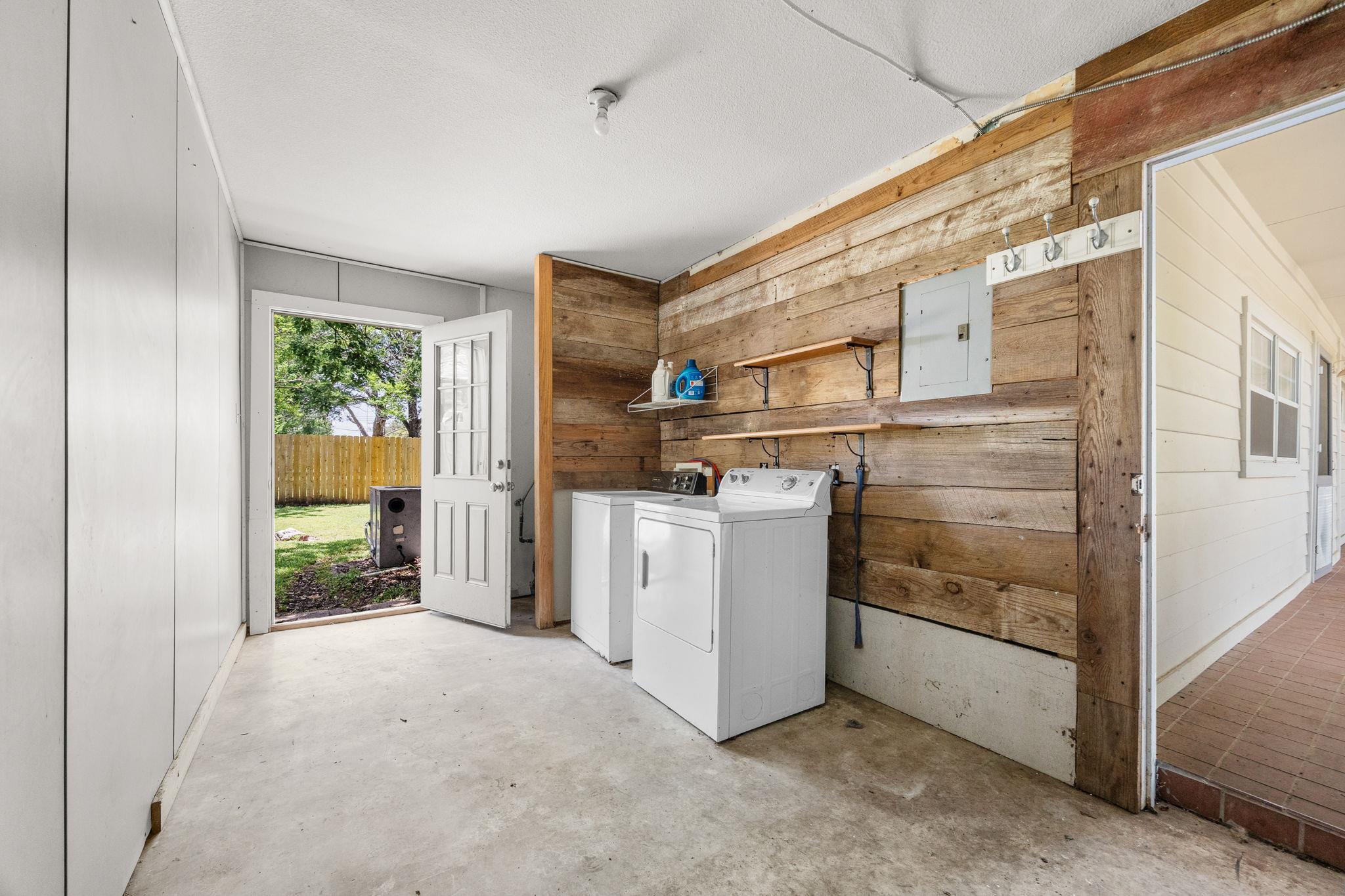 1506 Grace St, Taylor, TX 76574