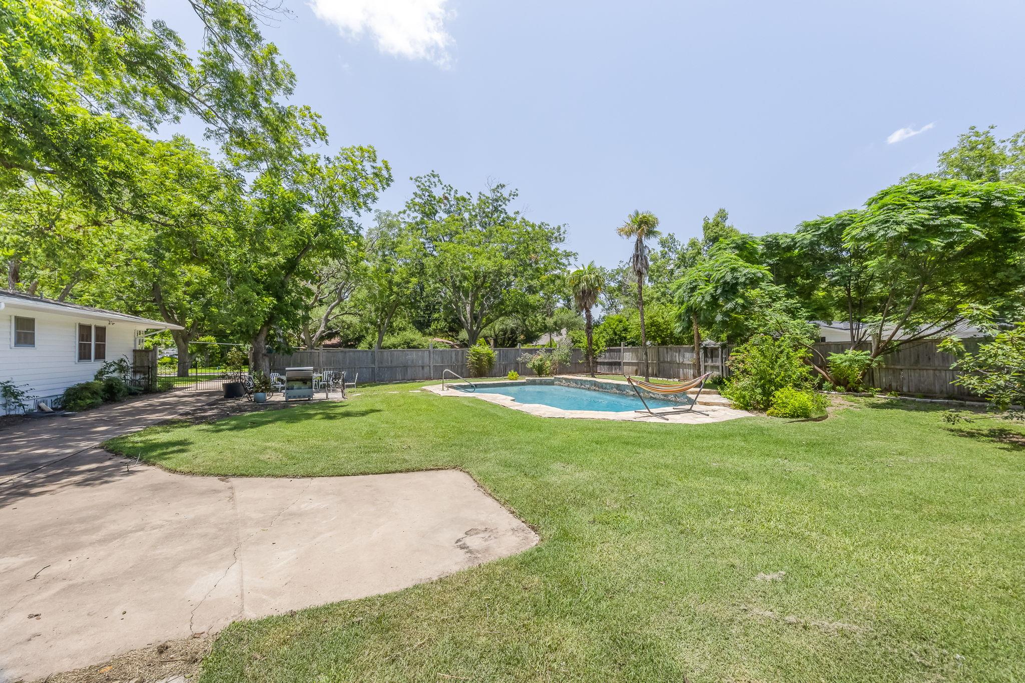 1506 Grace St, Taylor, TX 76574
