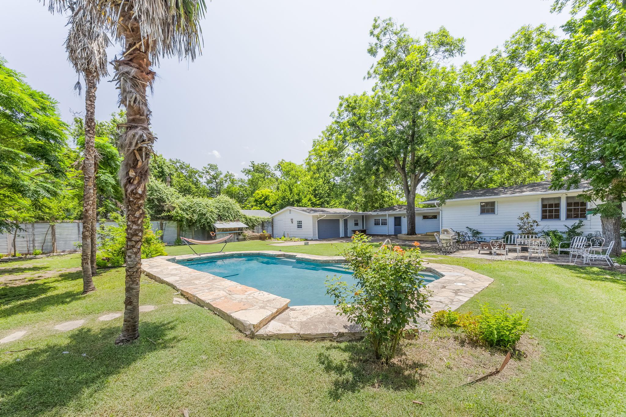 1506 Grace St, Taylor, TX 76574