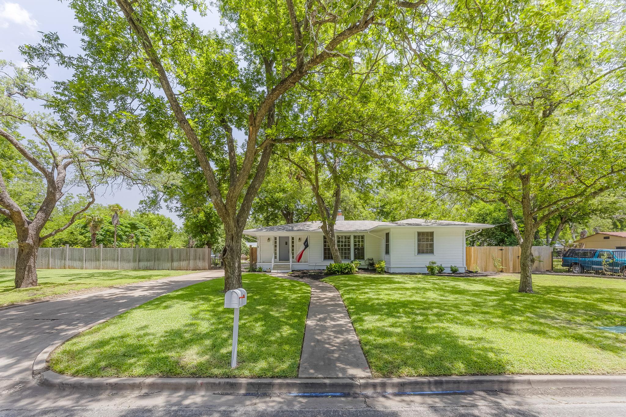 1506 Grace St, Taylor, TX 76574