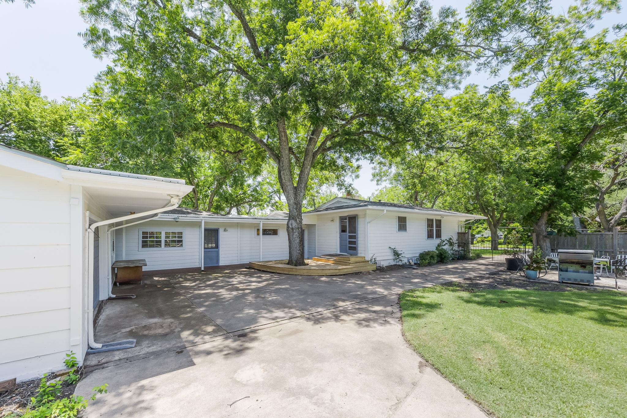 1506 Grace St, Taylor, TX 76574