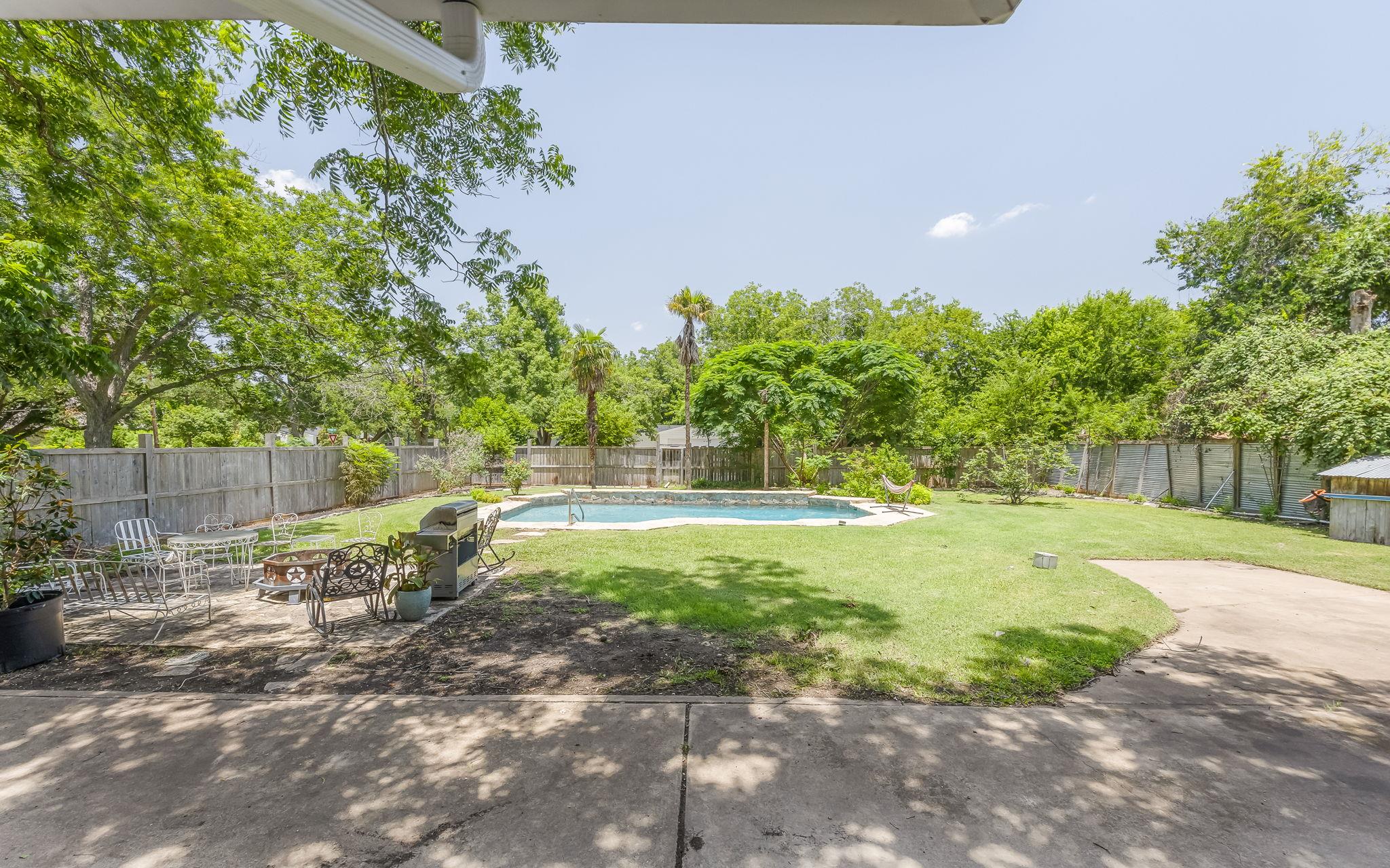 1506 Grace St, Taylor, TX 76574