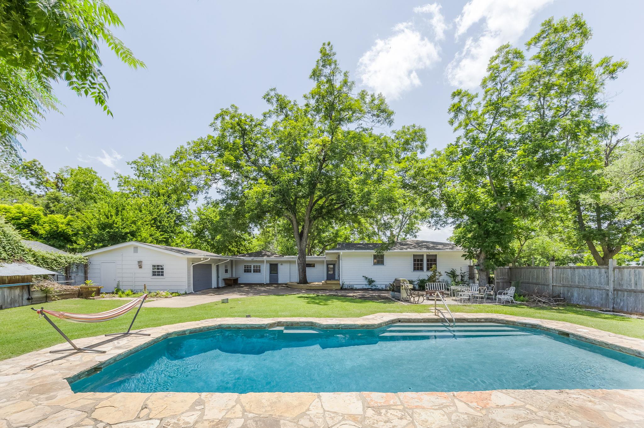 1506 Grace St, Taylor, TX 76574