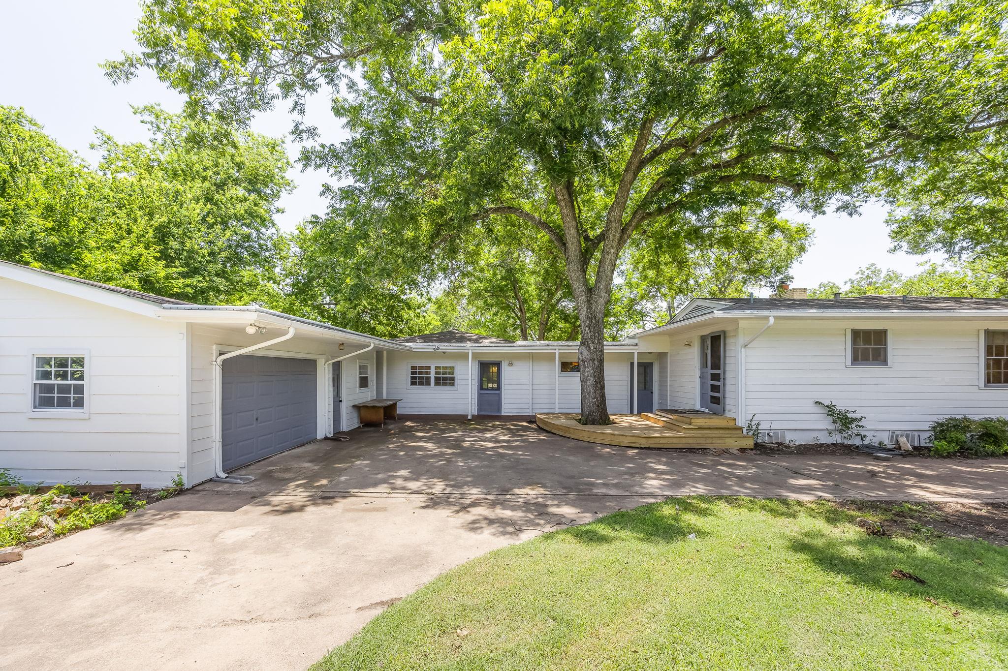 1506 Grace St, Taylor, TX 76574