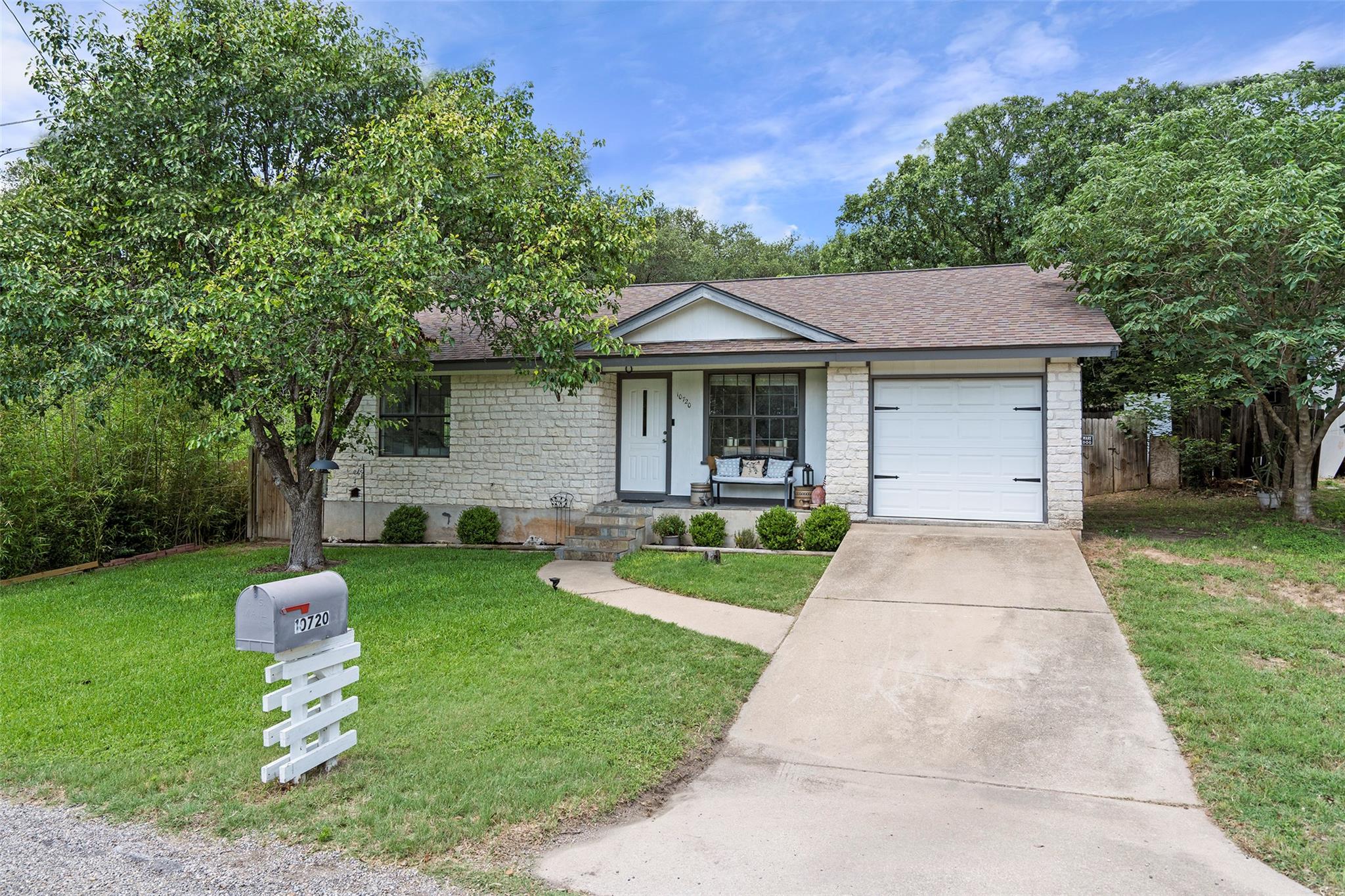 10720 Sunny Ln, Jonestown, TX 78645