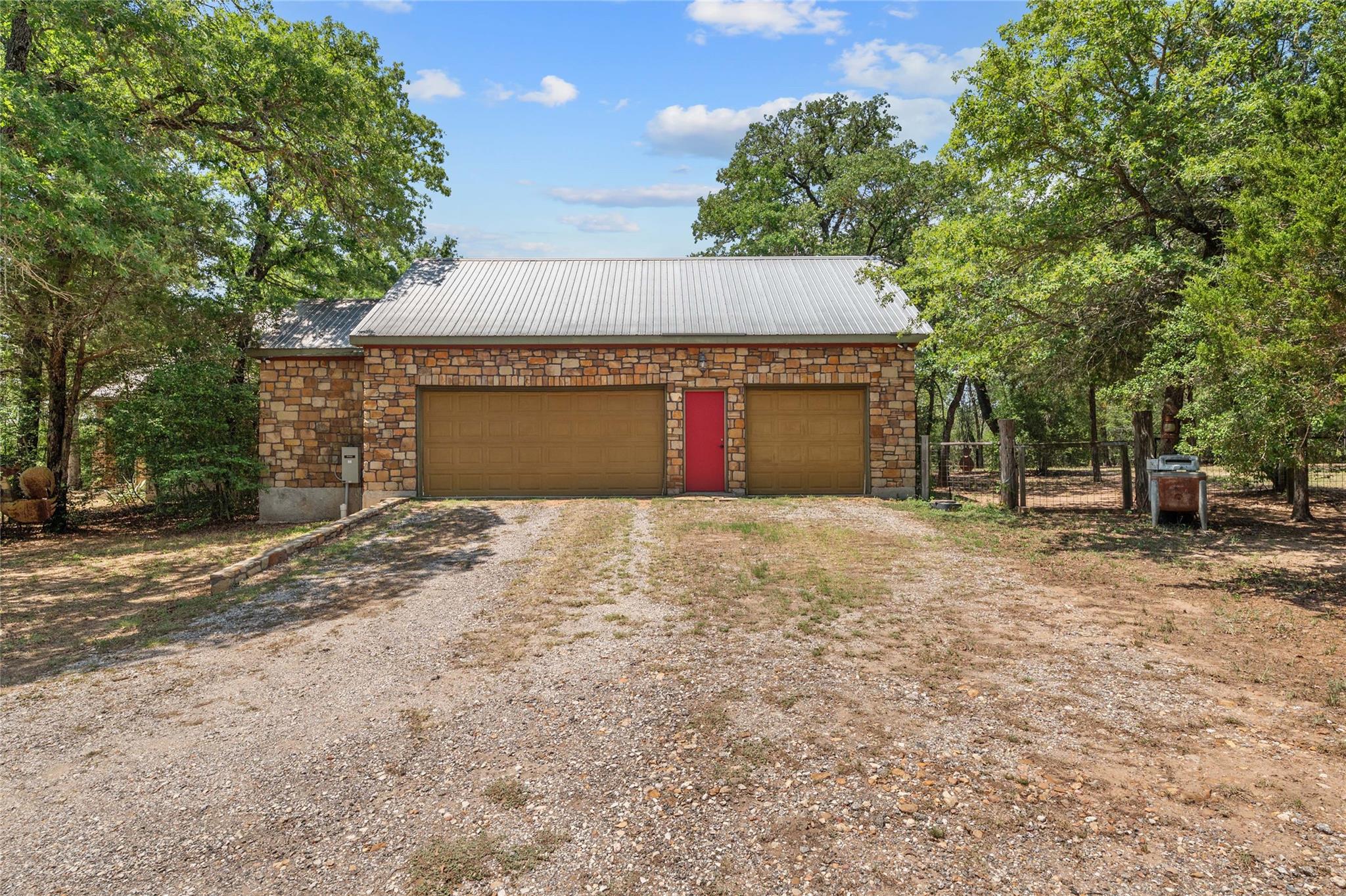 136 Red Fox Ln, Bastrop, TX 78602