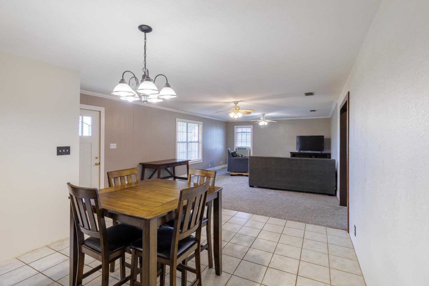 3106 S Main St, Taylor, TX 76574