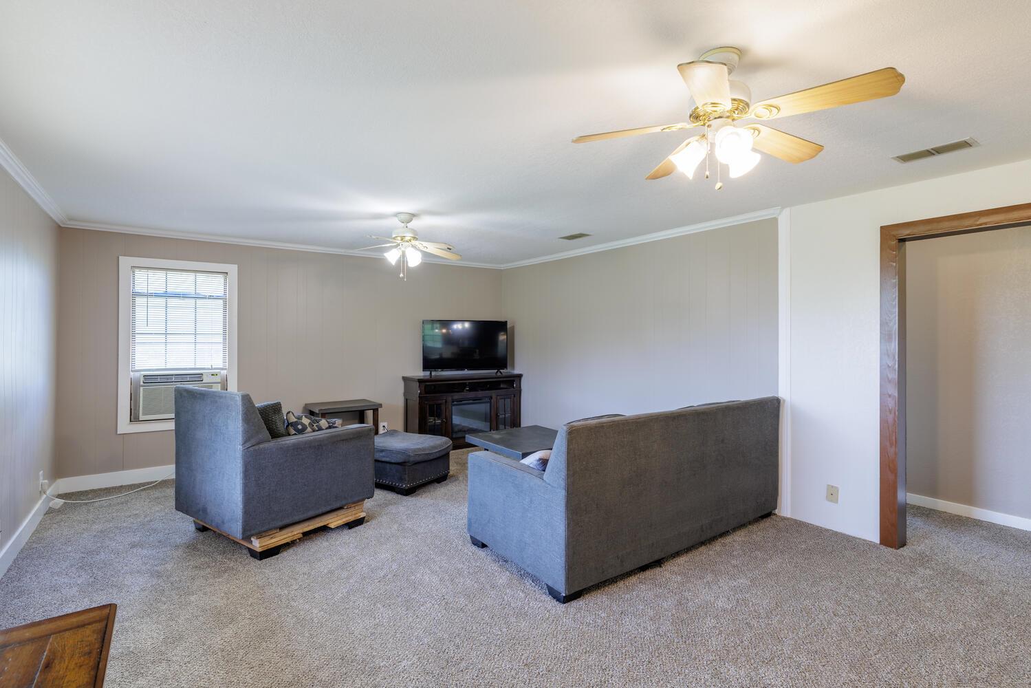 3106 S Main St, Taylor, TX 76574