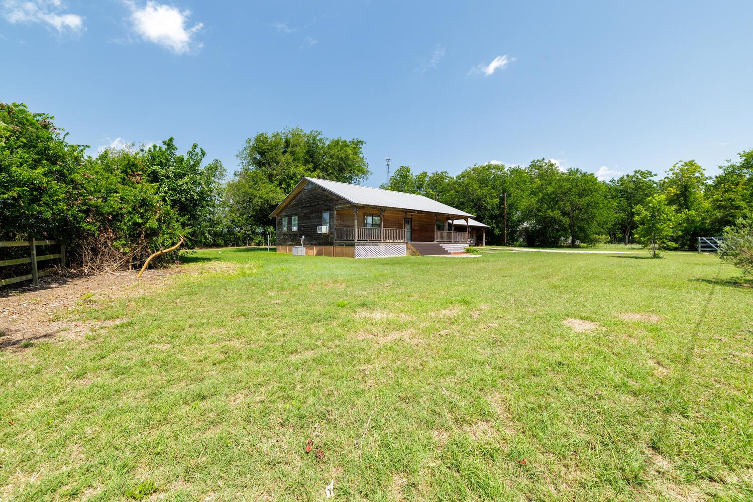 3106 S Main St, Taylor, TX 76574
