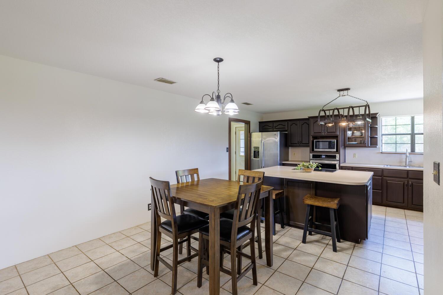 3106 S Main St, Taylor, TX 76574