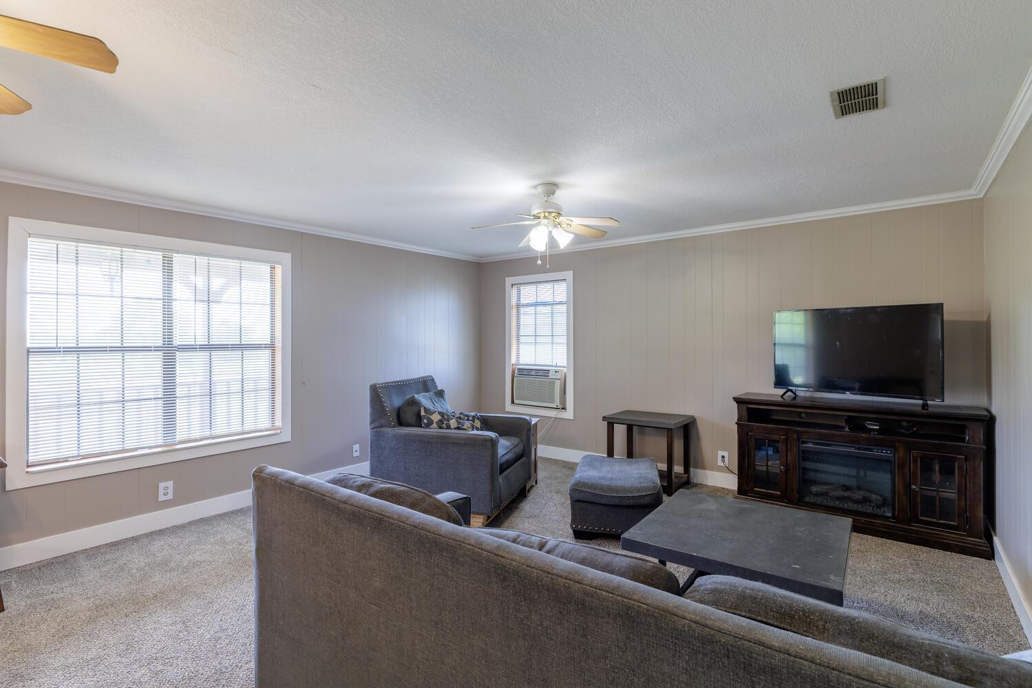 3106 S Main St, Taylor, TX 76574