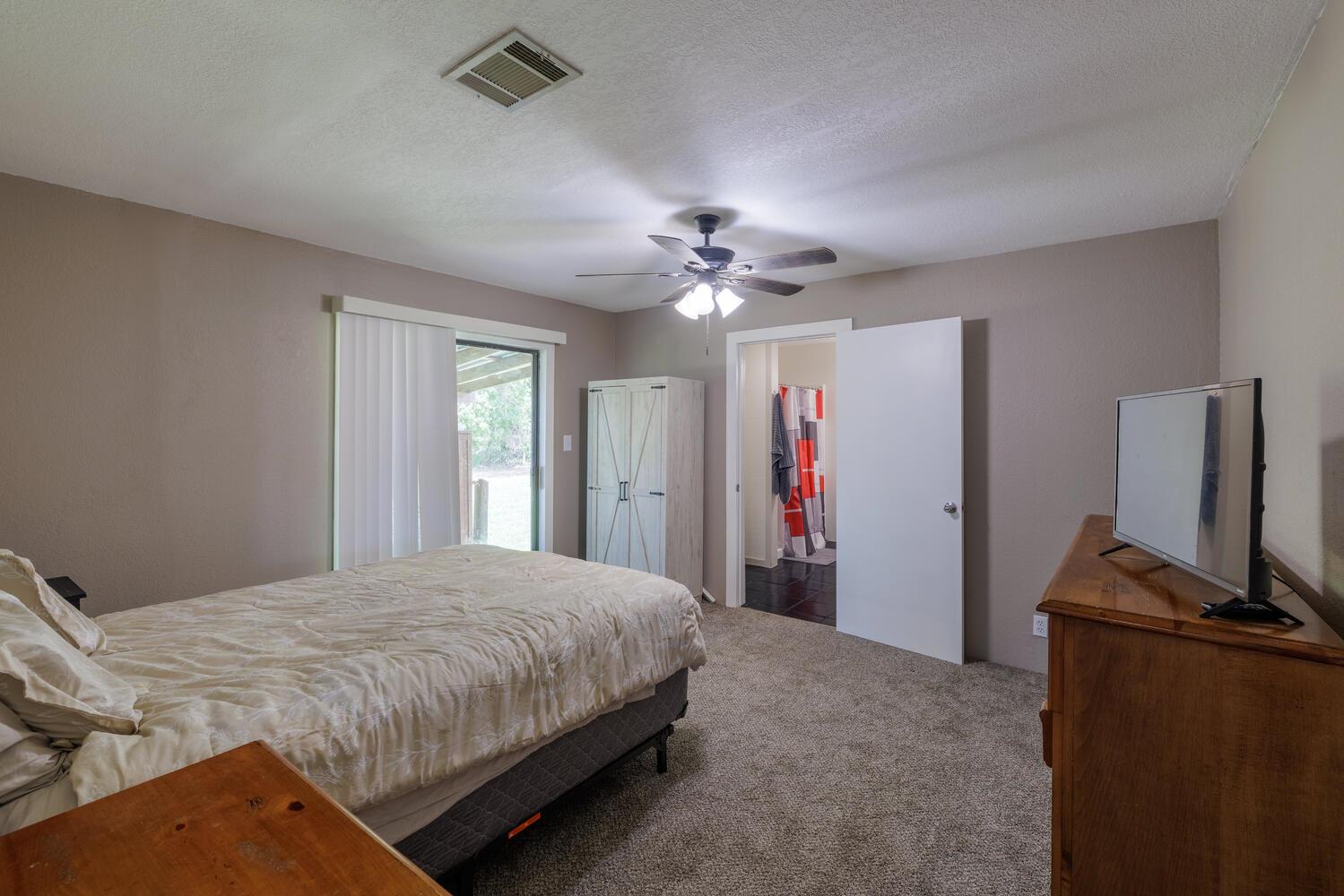 3106 S Main St, Taylor, TX 76574