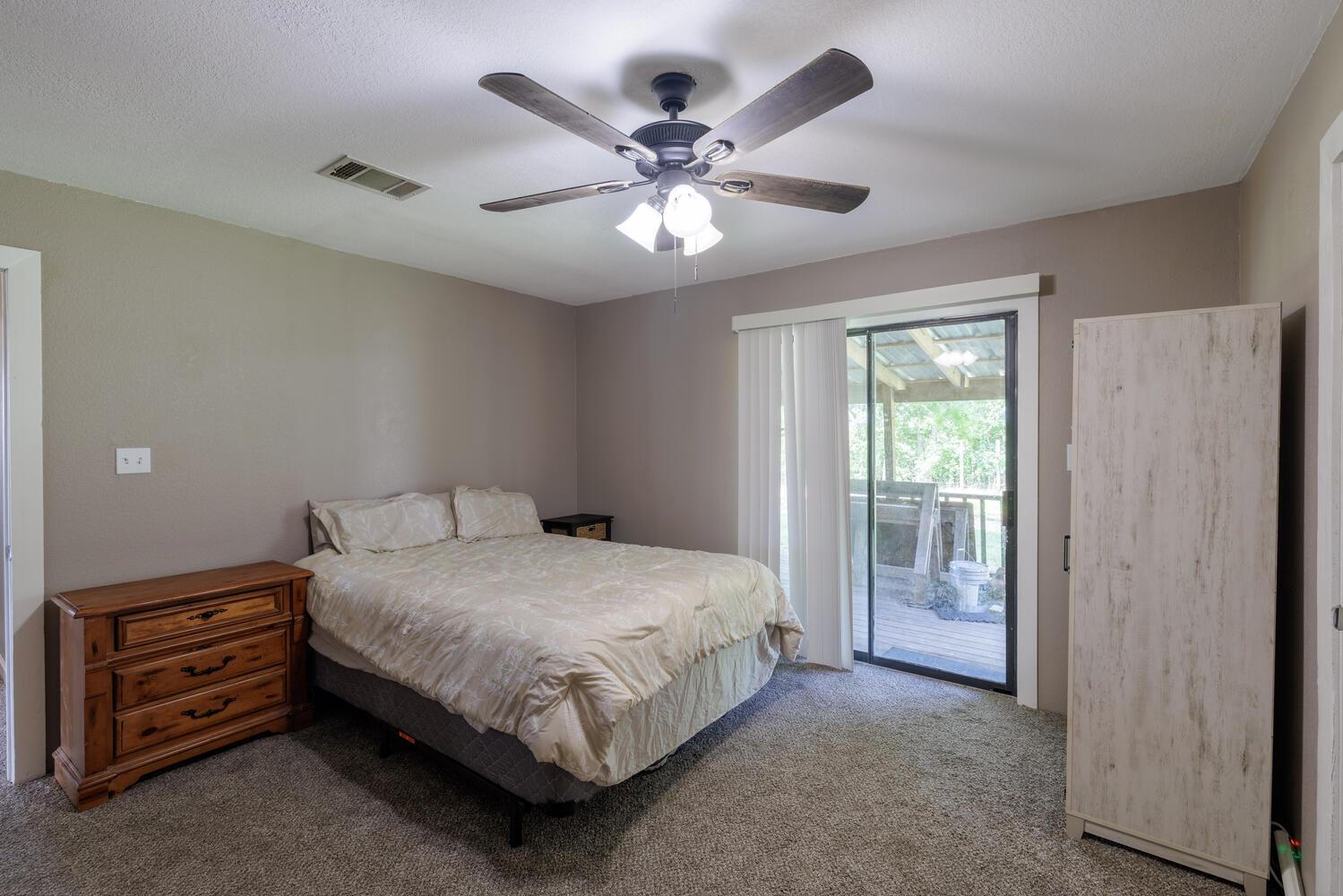 3106 S Main St, Taylor, TX 76574