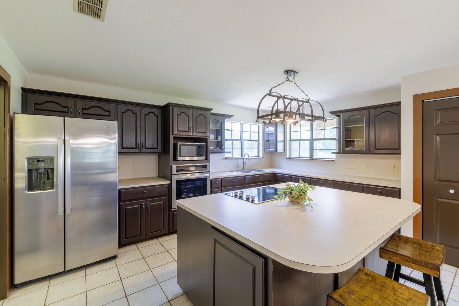 3106 S Main St, Taylor, TX 76574