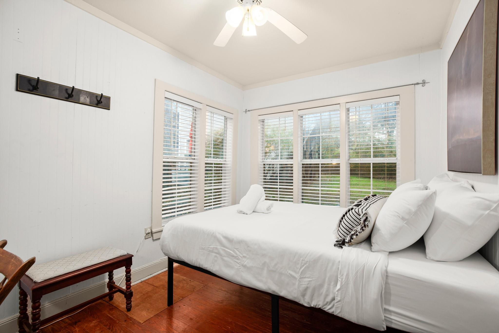 1406 Summit St, Austin, TX 78741
