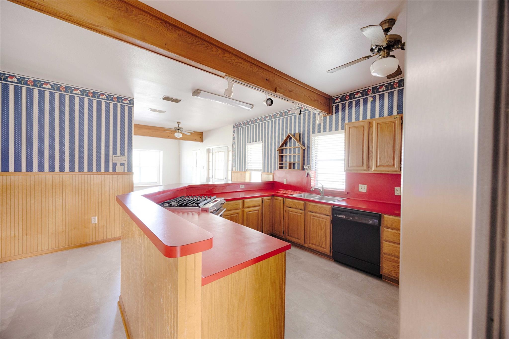 3814 Maeker Rd, Flatonia, TX 78941